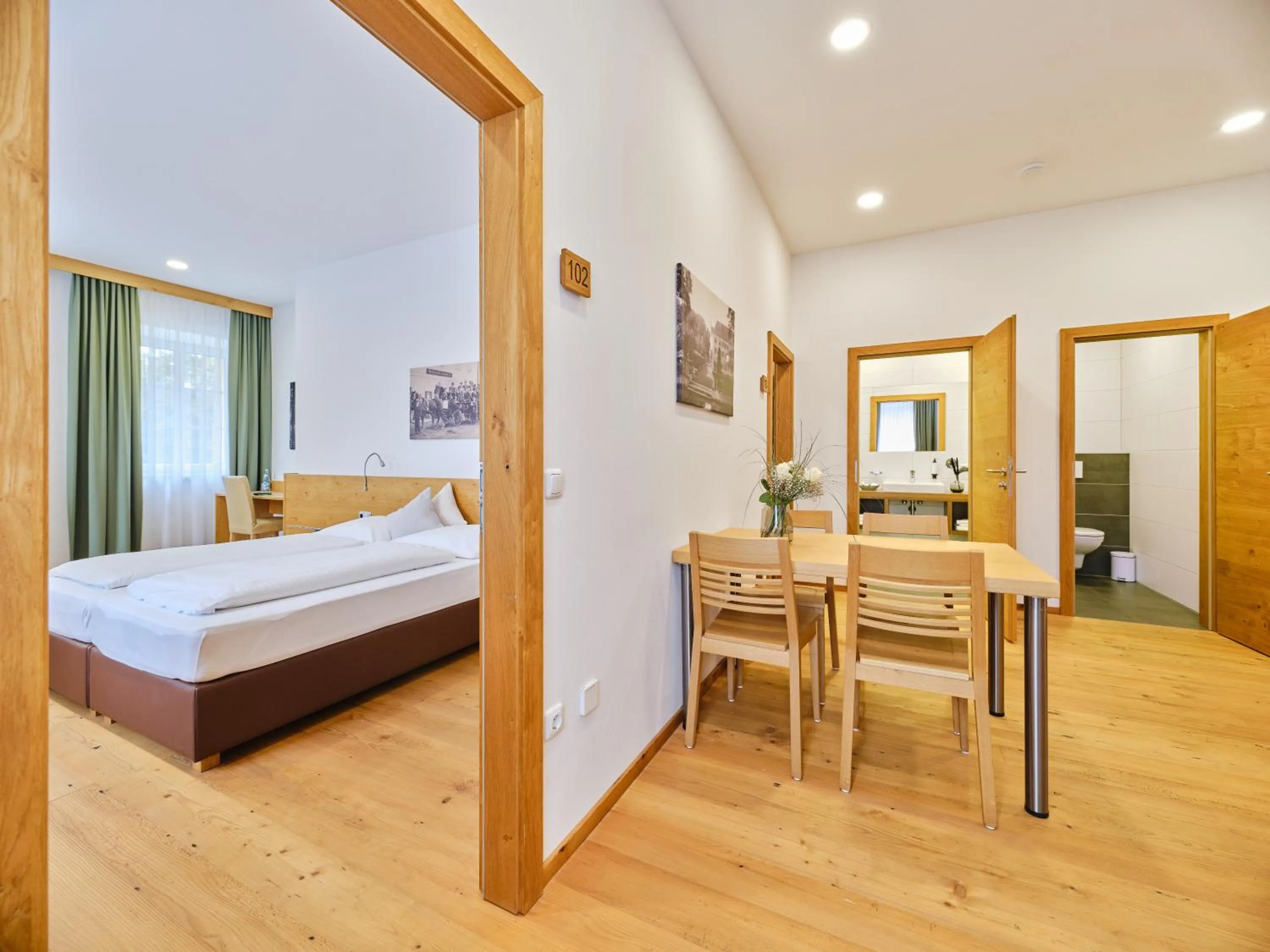 Communal lounge/ TV room, Bed in Hofwirthotel