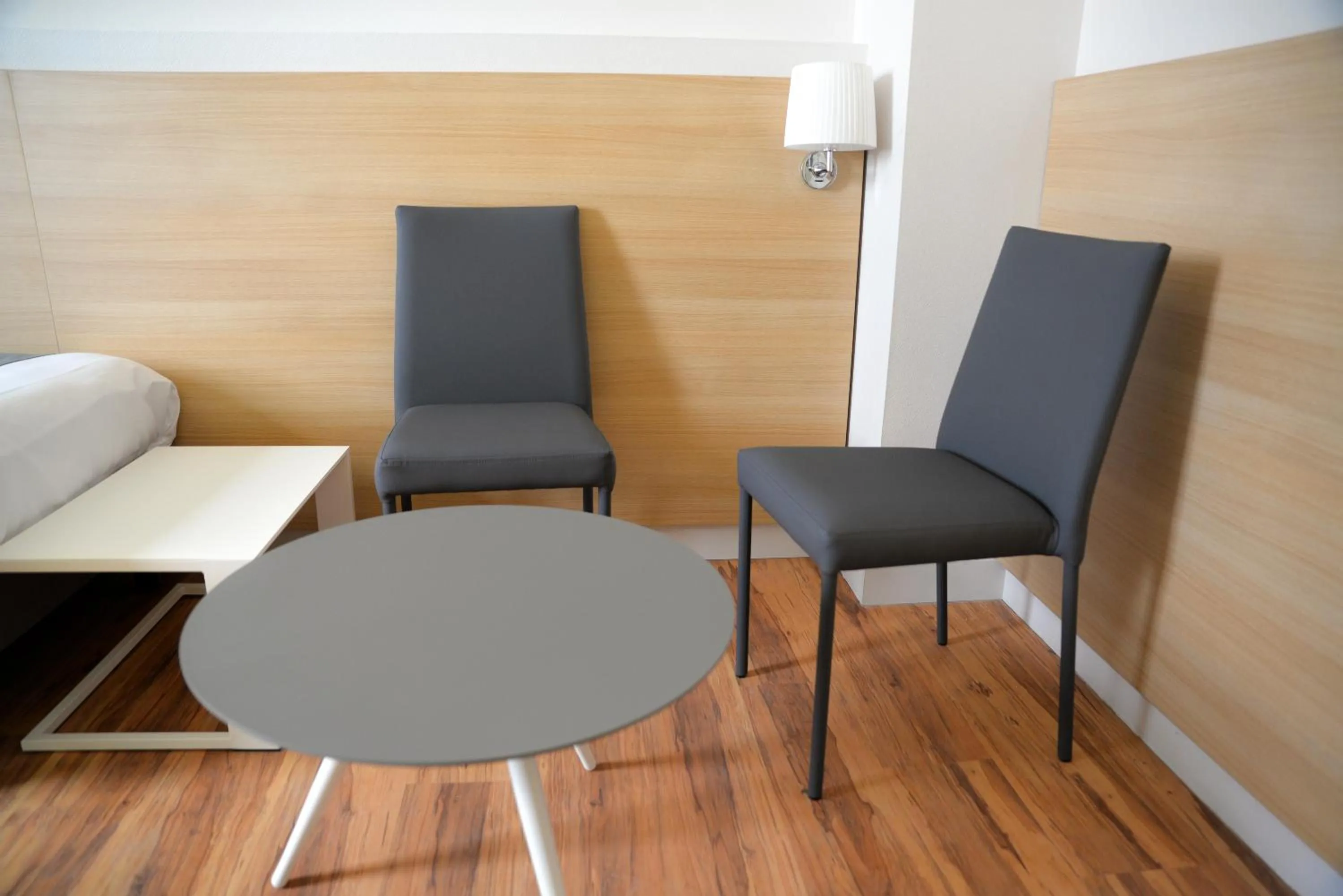 Seating area in Hôtel de la Gare - Restaurant Bistro Quai