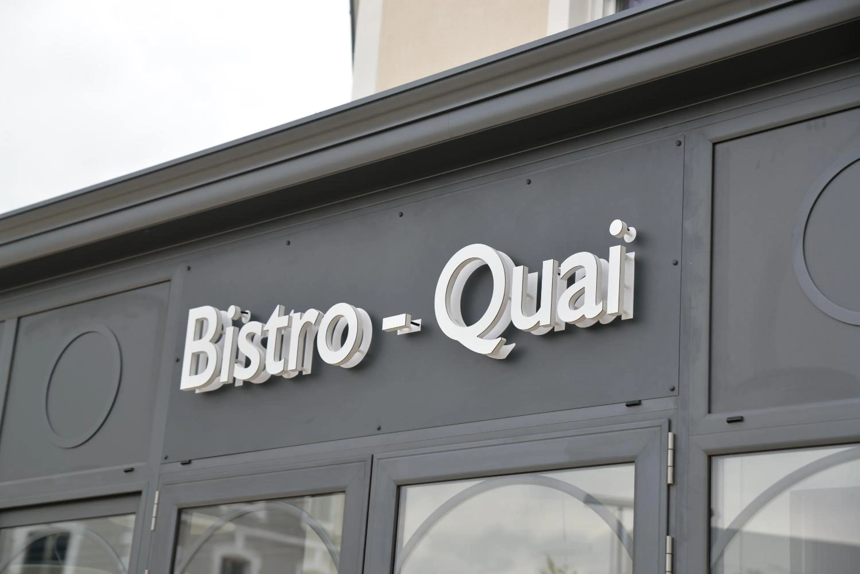 Property building in Hôtel de la Gare - Restaurant Bistro Quai