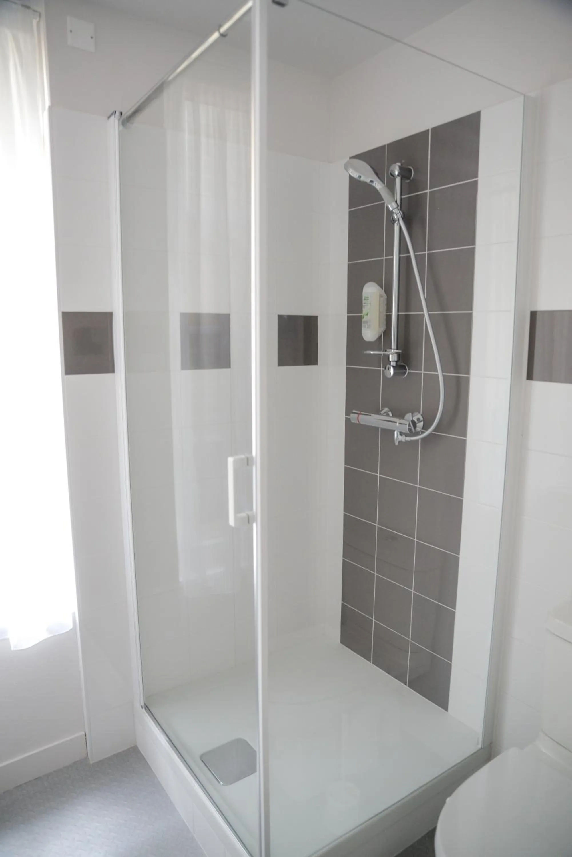 Shower in Hôtel de la Gare - Restaurant Bistro Quai