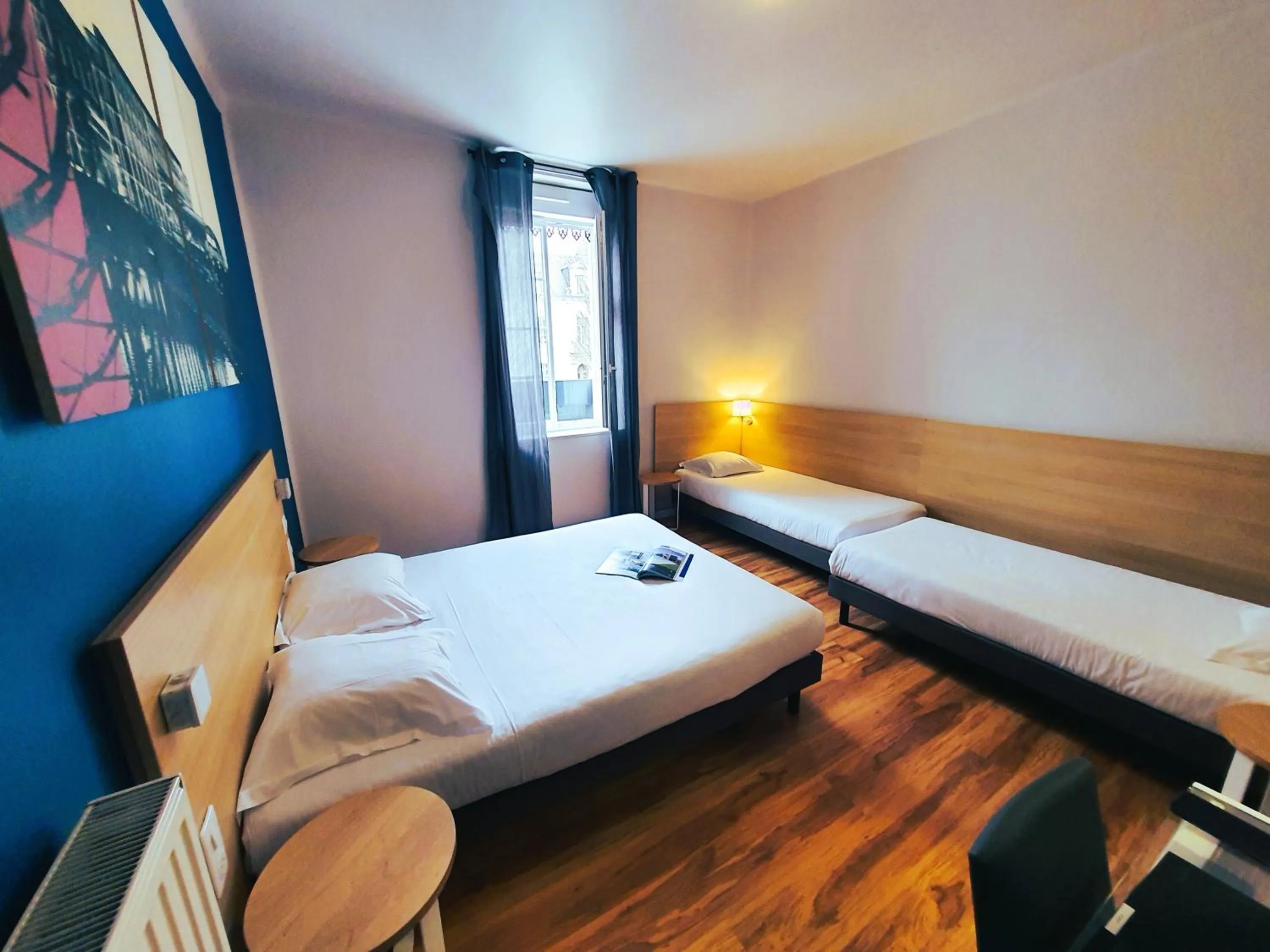 View (from property/room), Bed in Hôtel de la Gare - Restaurant Bistro Quai