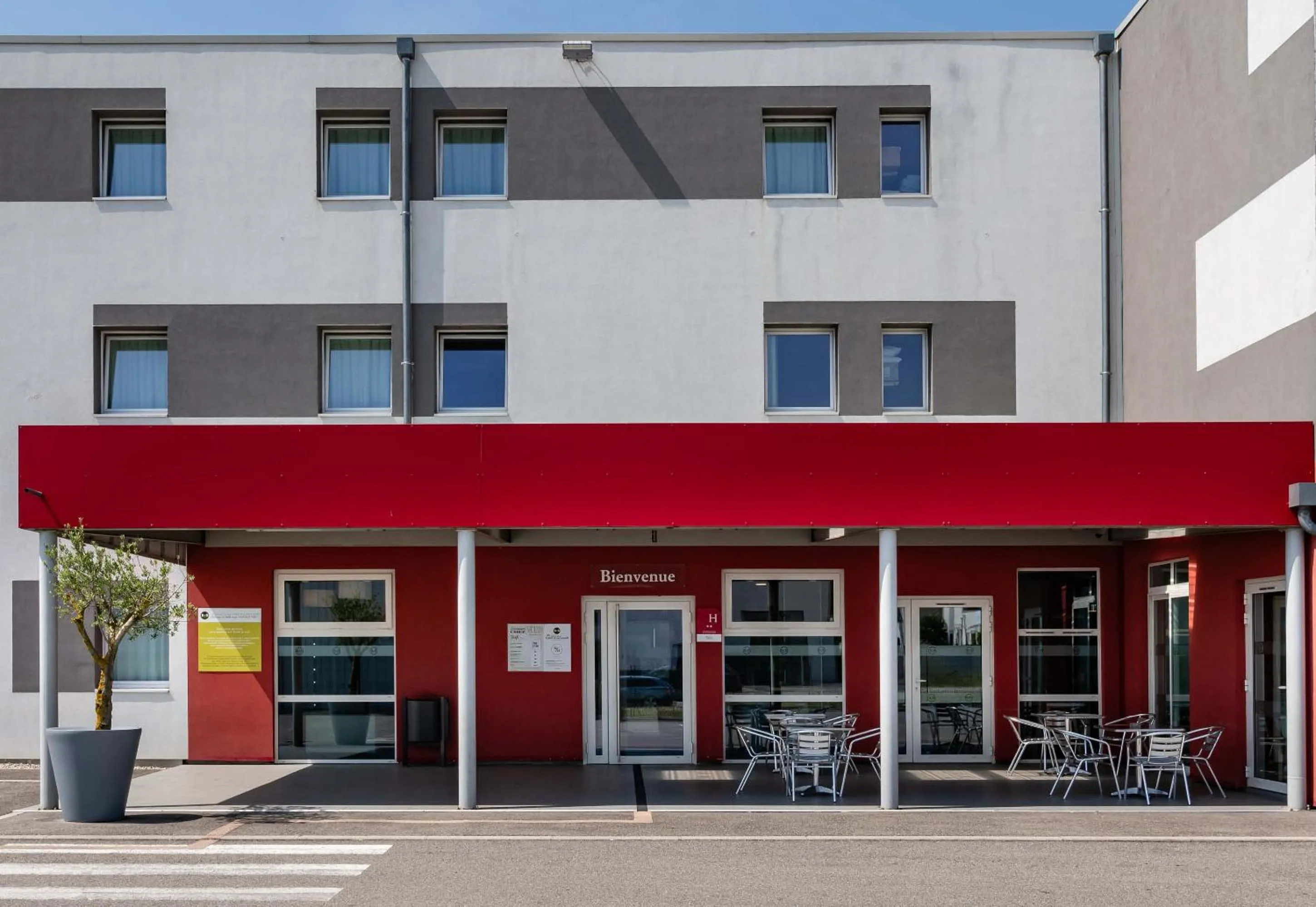 Facade/entrance in B&B HOTEL Valence TGV Romans