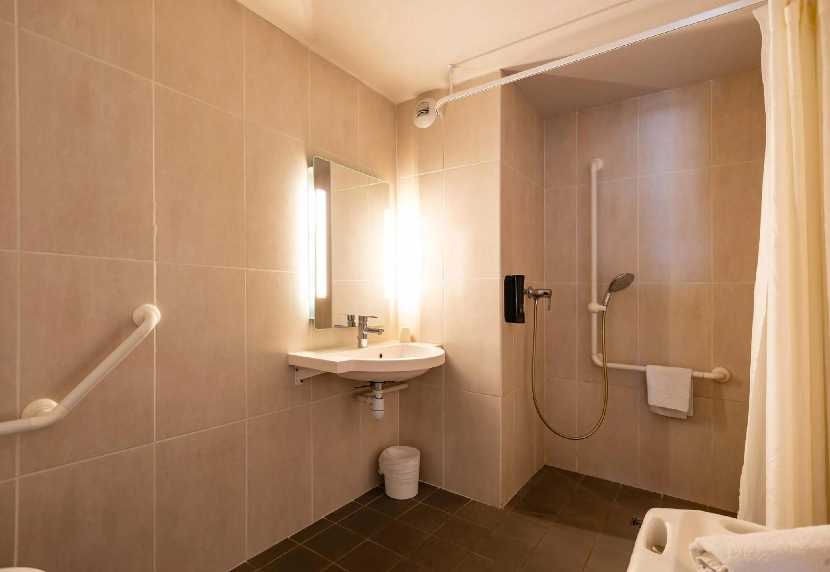 Bathroom in B&B HOTEL Valence TGV Romans