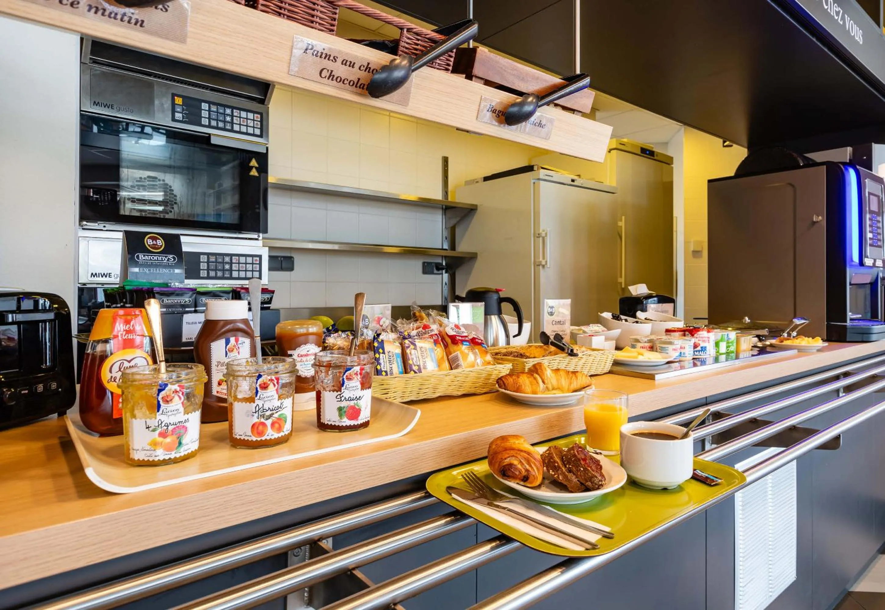 Buffet breakfast in B&B HOTEL Valence TGV Romans