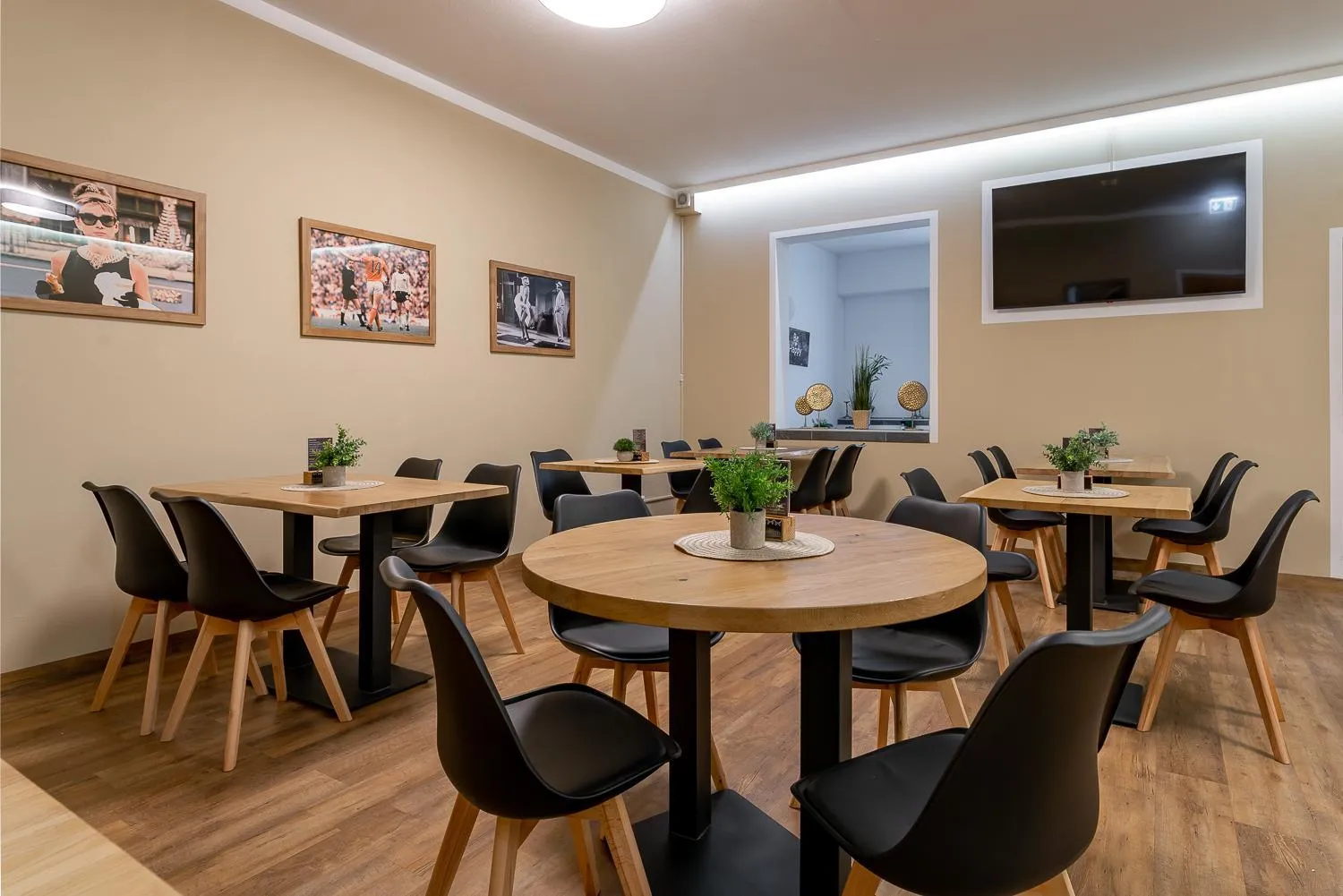Dining area in OEKOTEL Salzburg Messe
