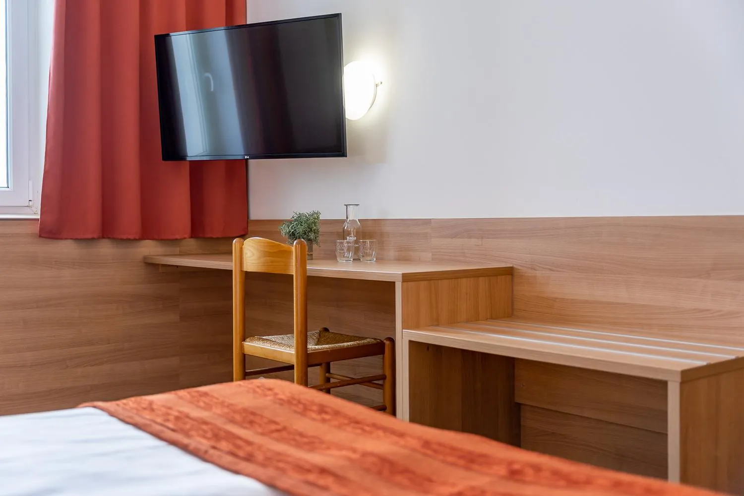 Photo of the whole room, Bed in OEKOTEL Salzburg Messe