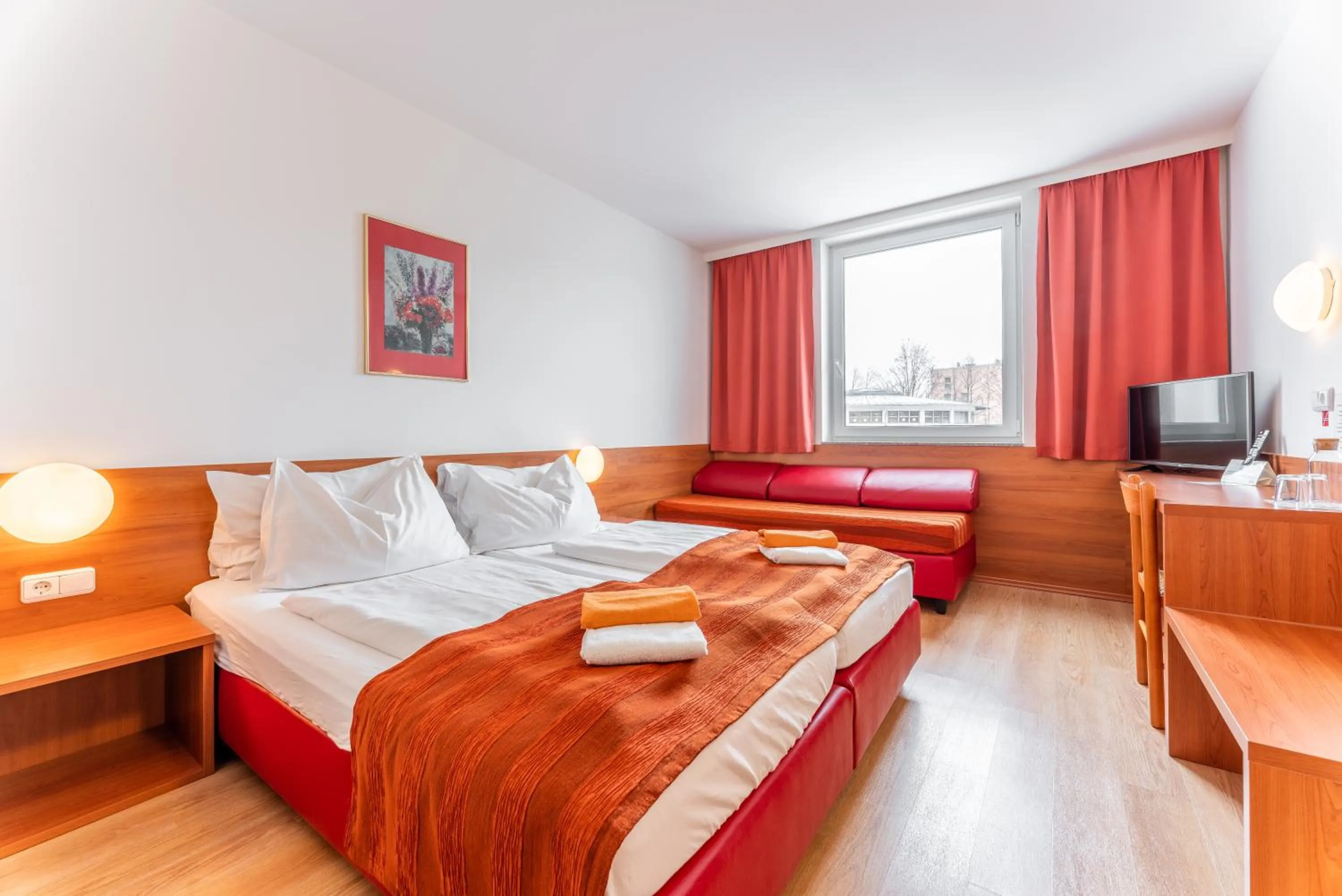 Photo of the whole room, Bed in OEKOTEL Salzburg Messe