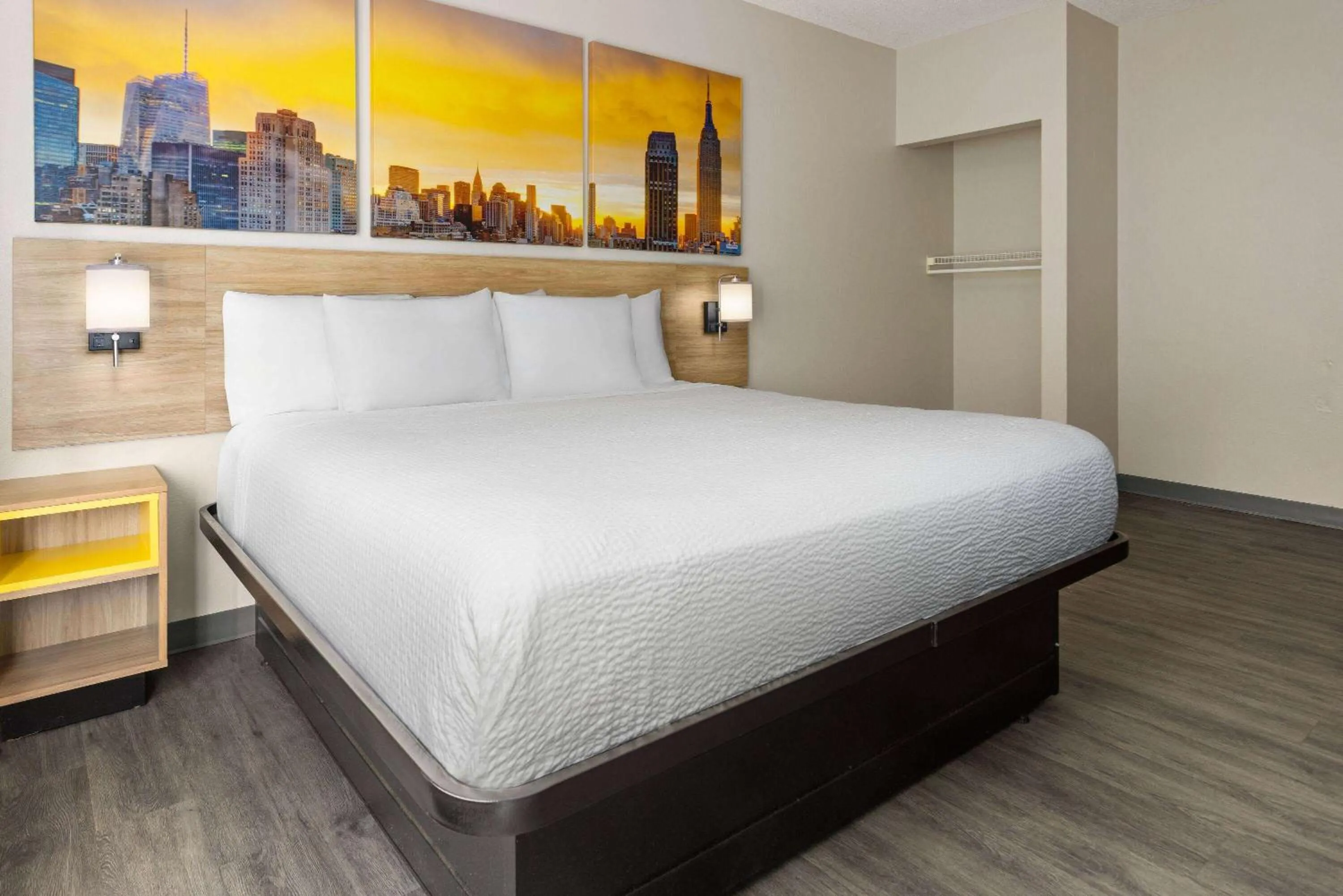 Photo of the whole room, Bed in Days Inn & Suites by Wyndham Albany