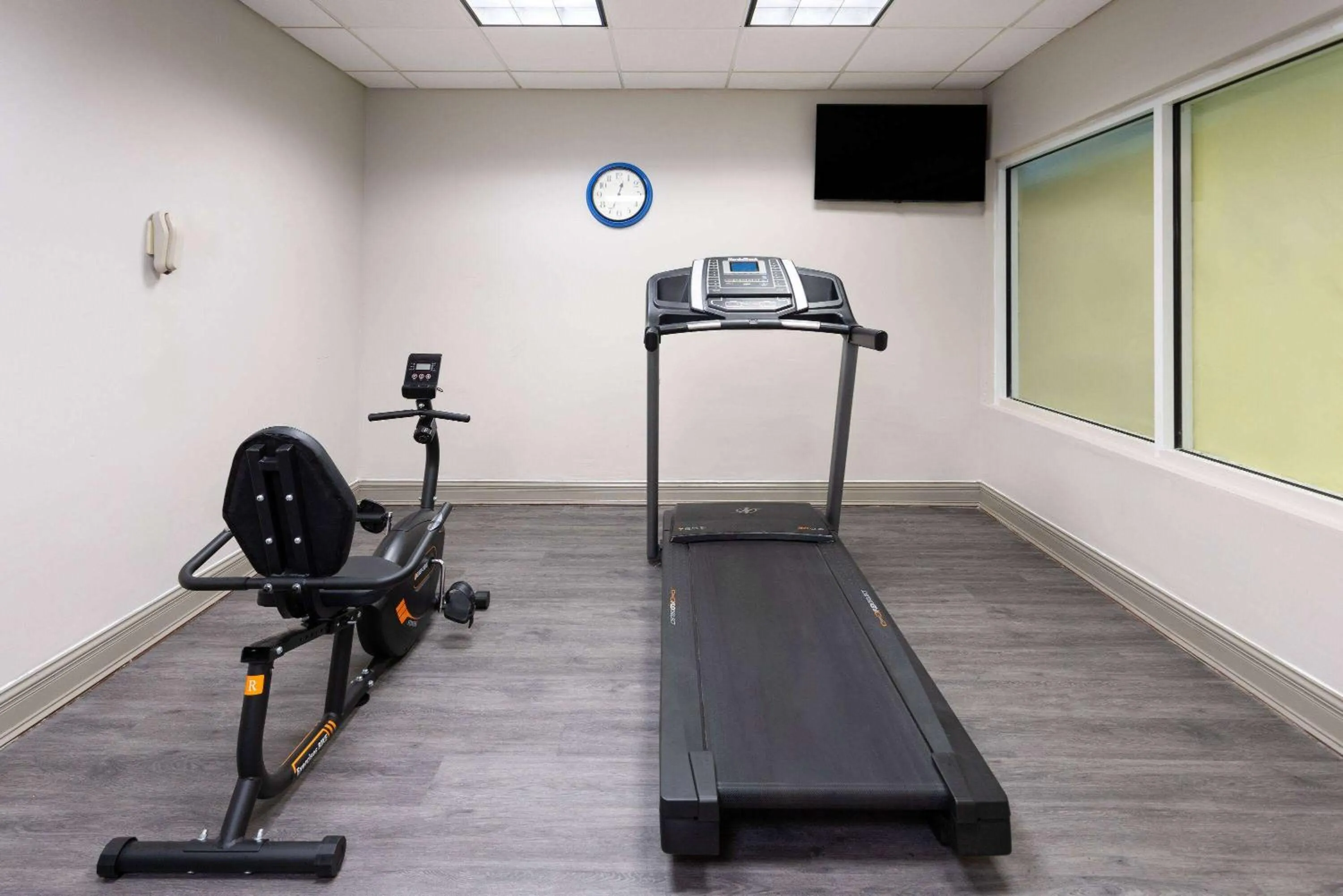 Fitness centre/facilities in Days Inn & Suites by Wyndham Albany