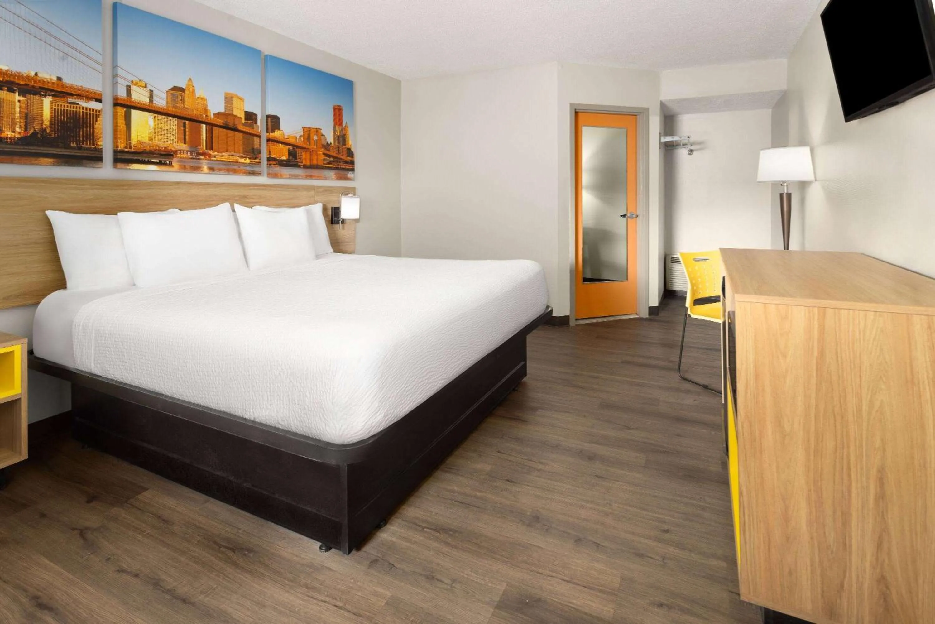 Photo of the whole room, Bed in Days Inn & Suites by Wyndham Albany