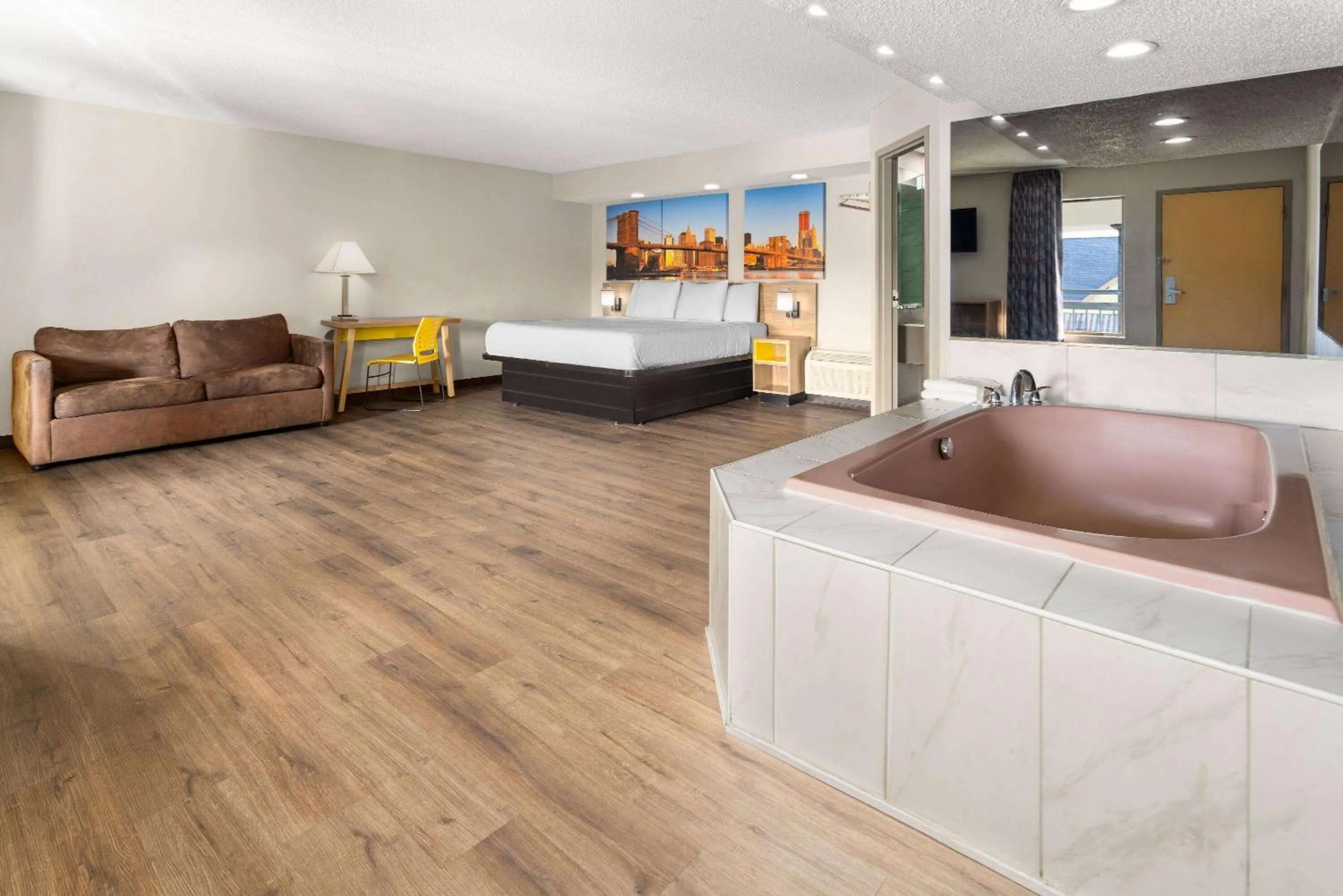 Bath, Bed in Days Inn & Suites by Wyndham Albany