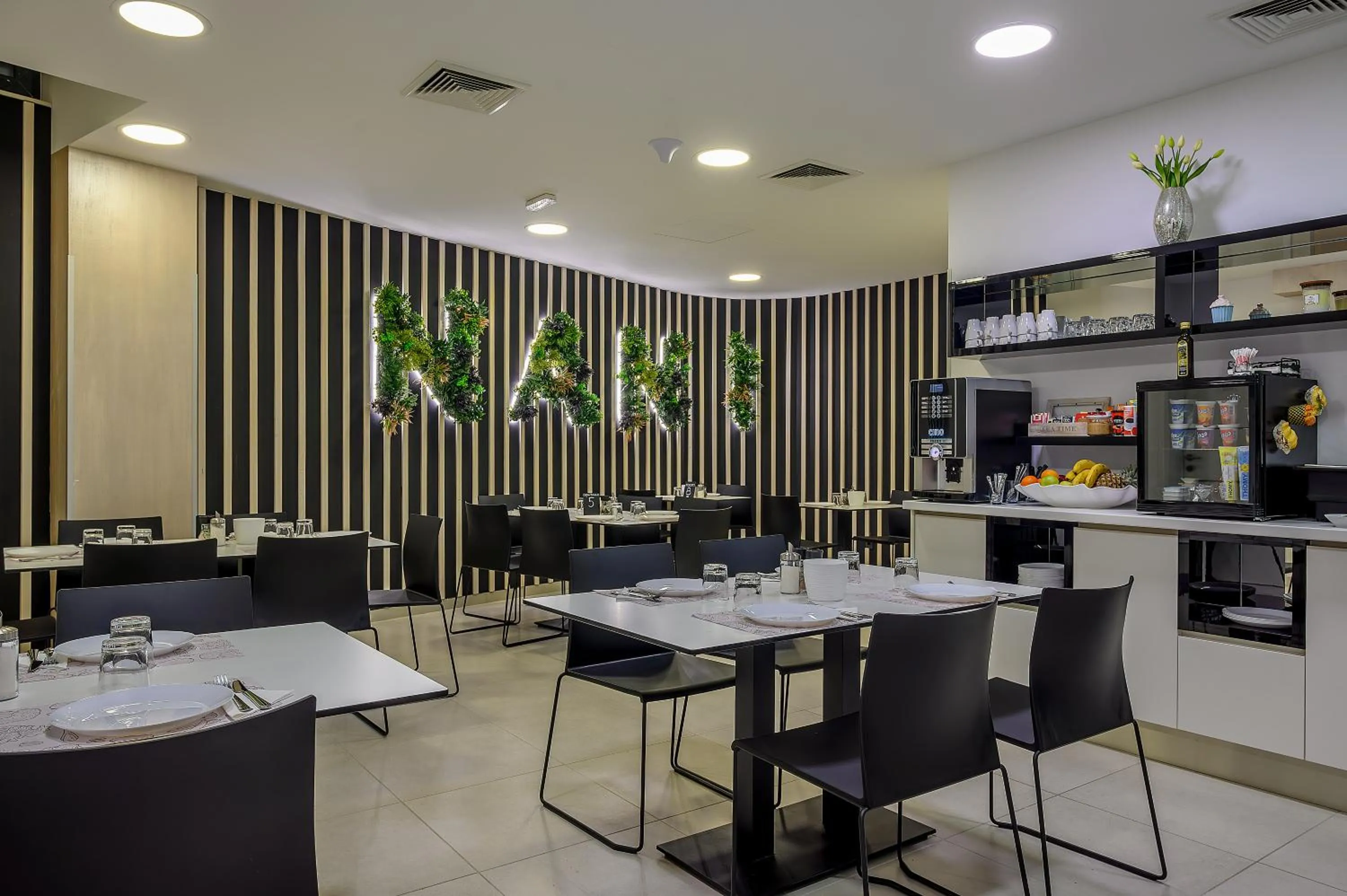 Restaurant/places to eat in Villa Nani