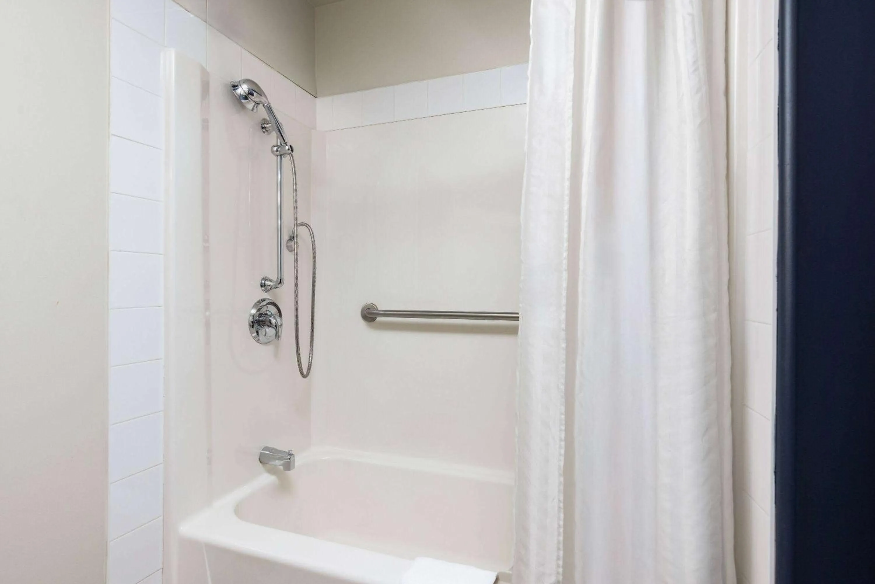 Bathroom in Super 8 by Wyndham Sainte Agathe Des Monts