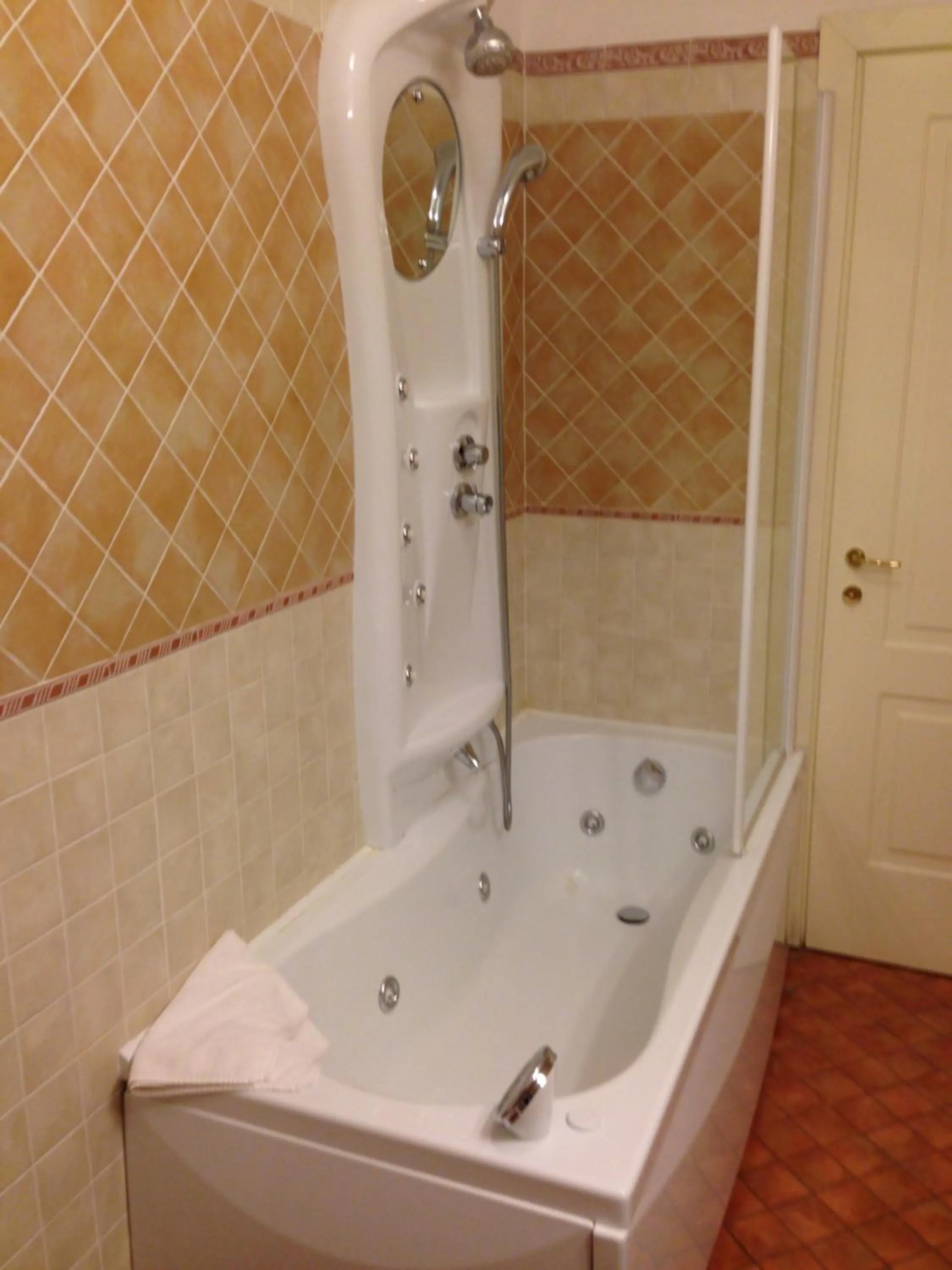Shower in Hotel Barolo