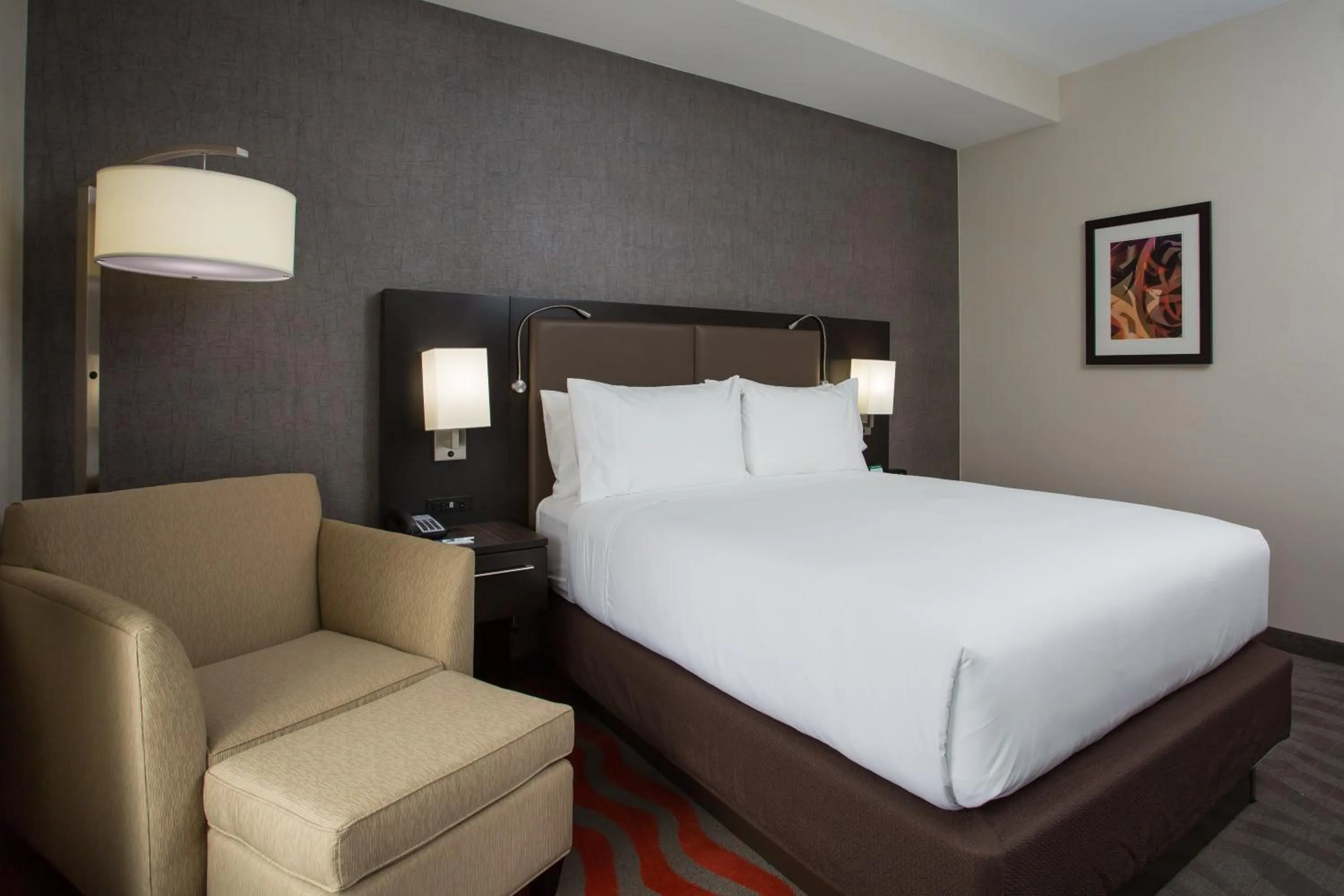 Photo of the whole room, Bed in Holiday Inn Express - Springfield Downtown by IHG