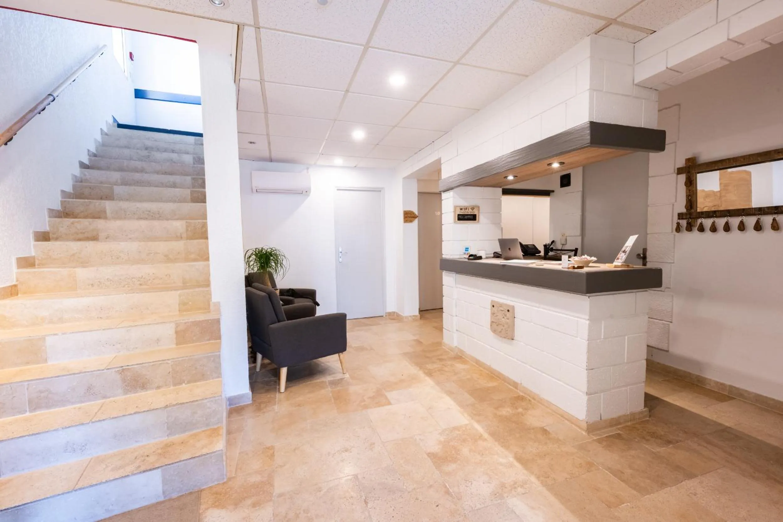 Lobby or reception in Hôtel La Maison des Croisades - Au pied des Remparts