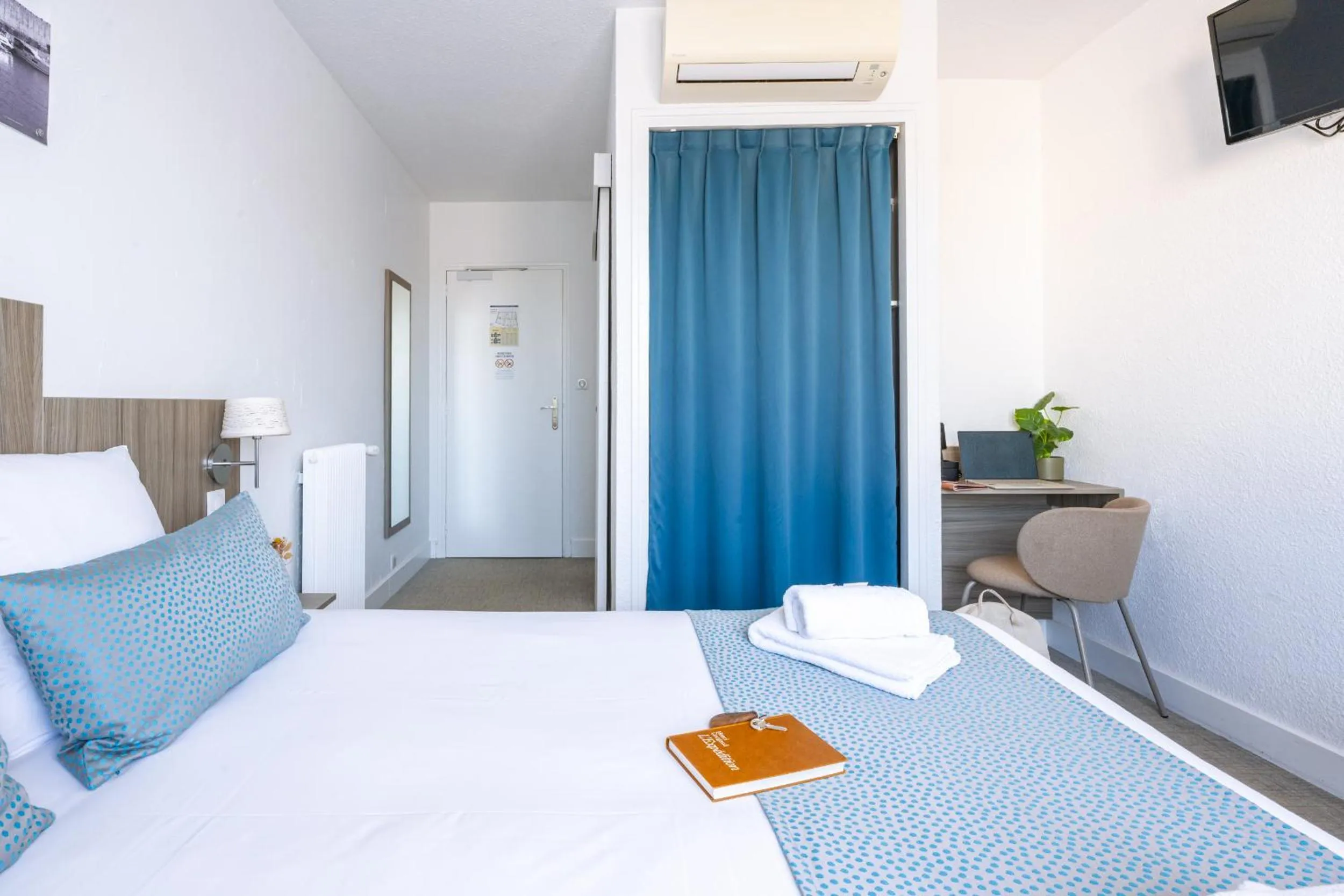 Photo of the whole room, Bed in Hôtel La Maison des Croisades - Au pied des Remparts