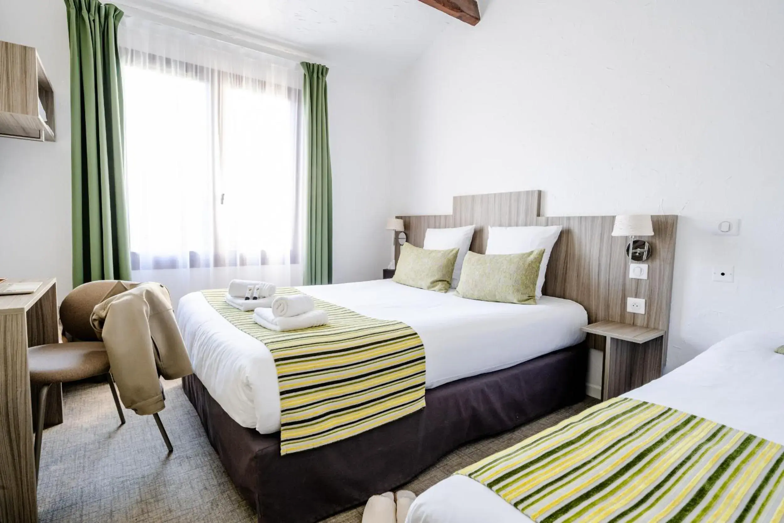 Triple Room with Garden View in Hôtel La Maison des Croisades - Au pied des Remparts Triple Room with Garden View in Hôtel La Maison des Croisades - Au pied des Remparts