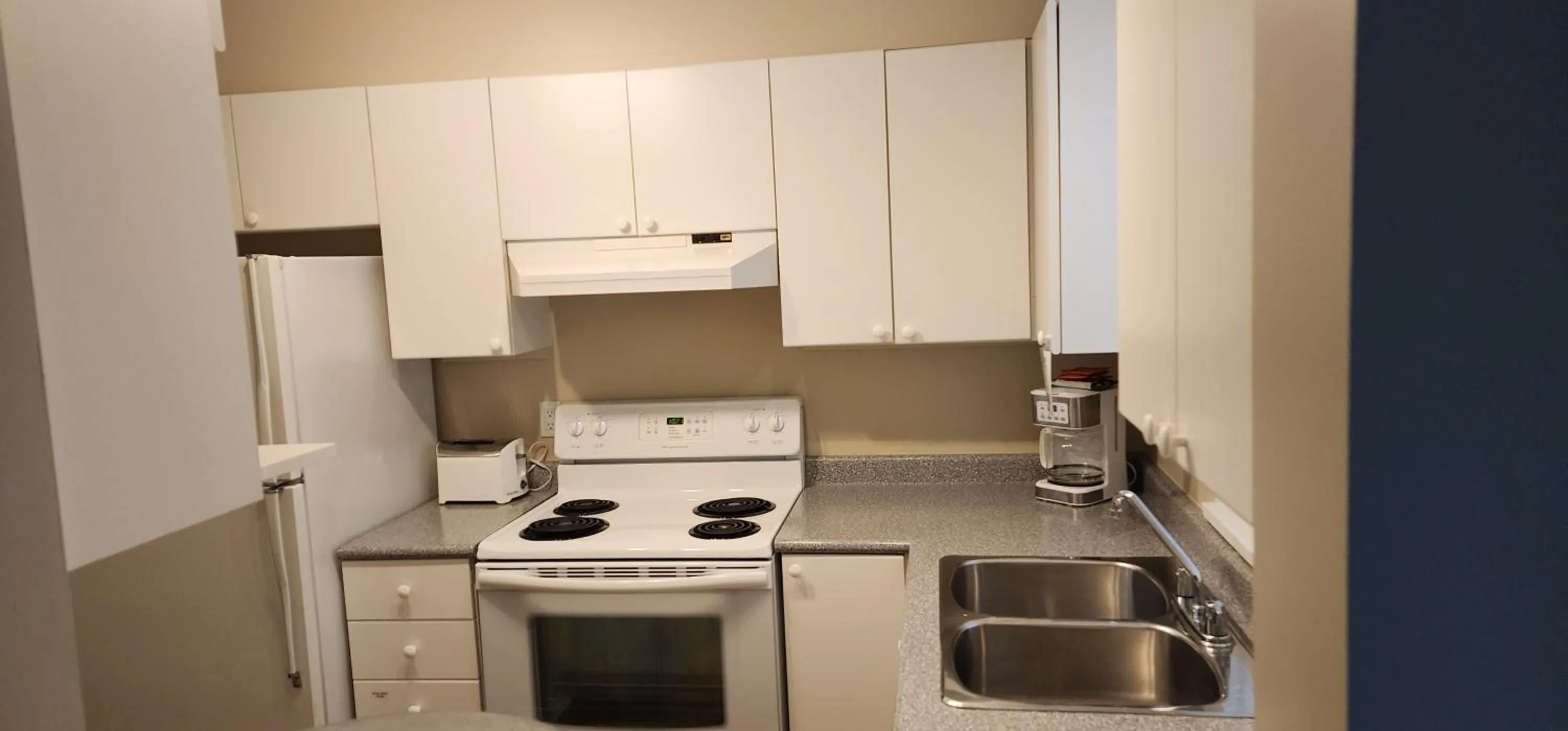 Kitchen or kitchenette in Times Square Suites Hotel