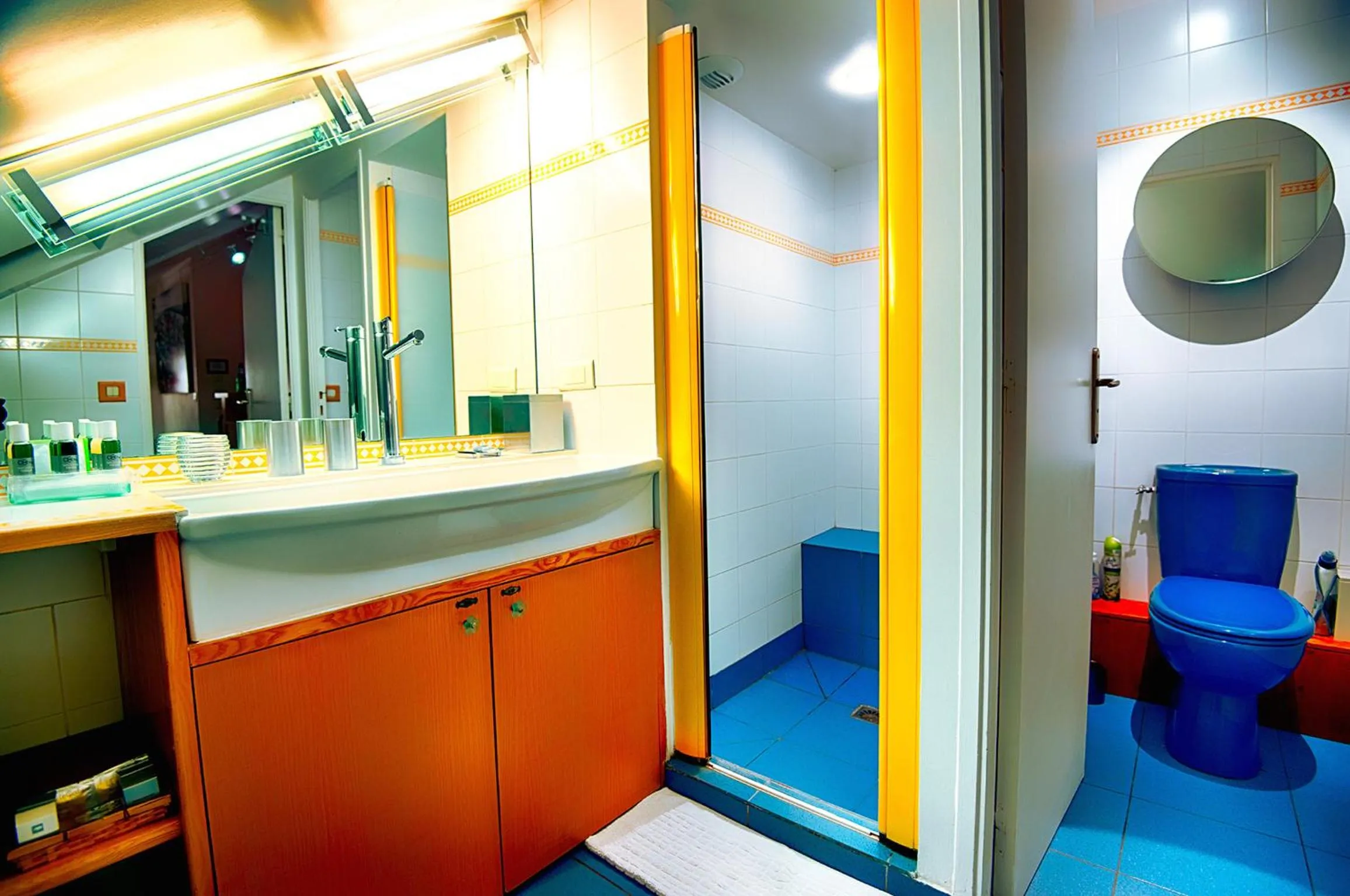 Shower in Paris-Oasis Montmartre