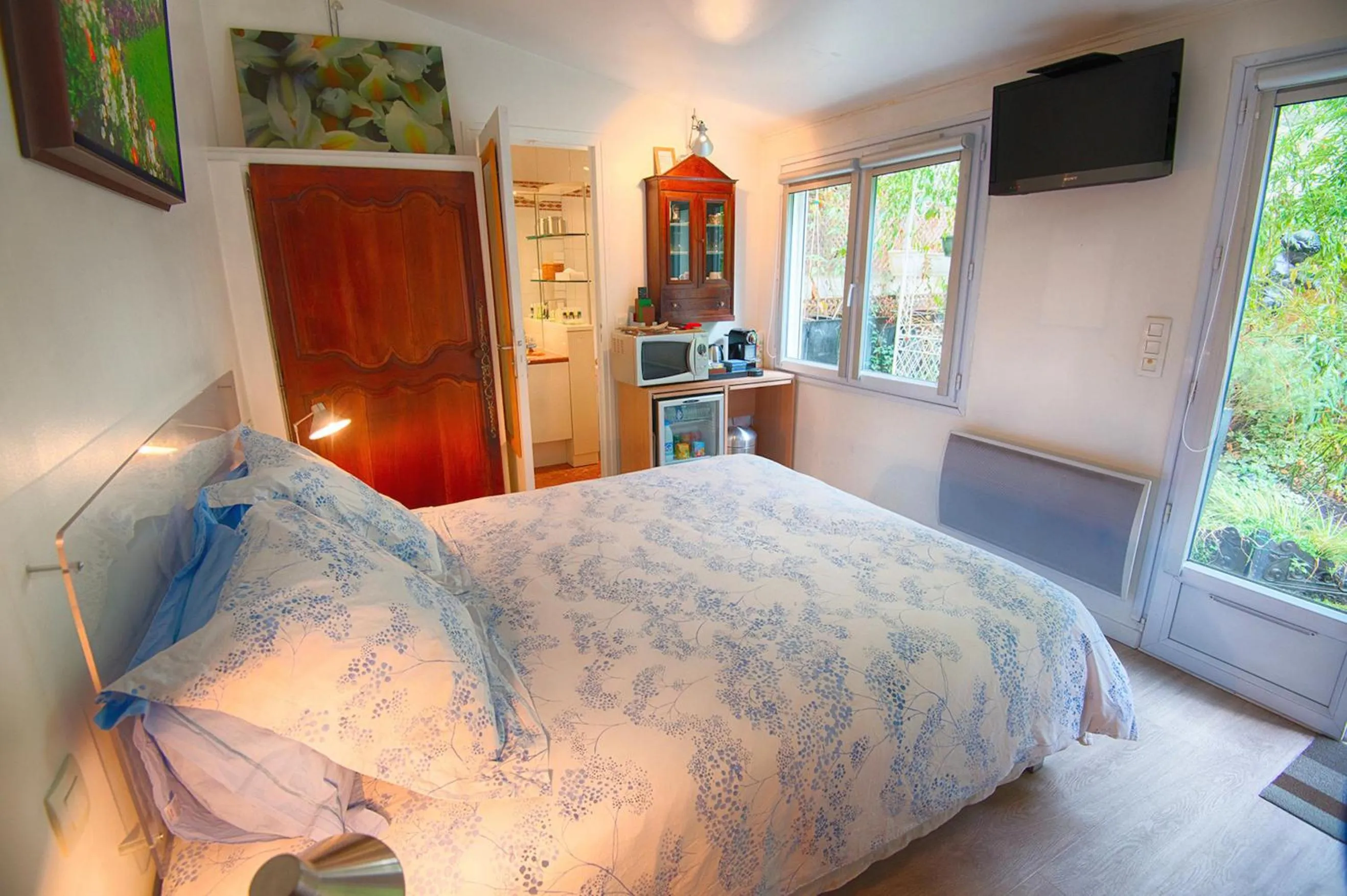 Shower, Bed in Paris-Oasis Montmartre