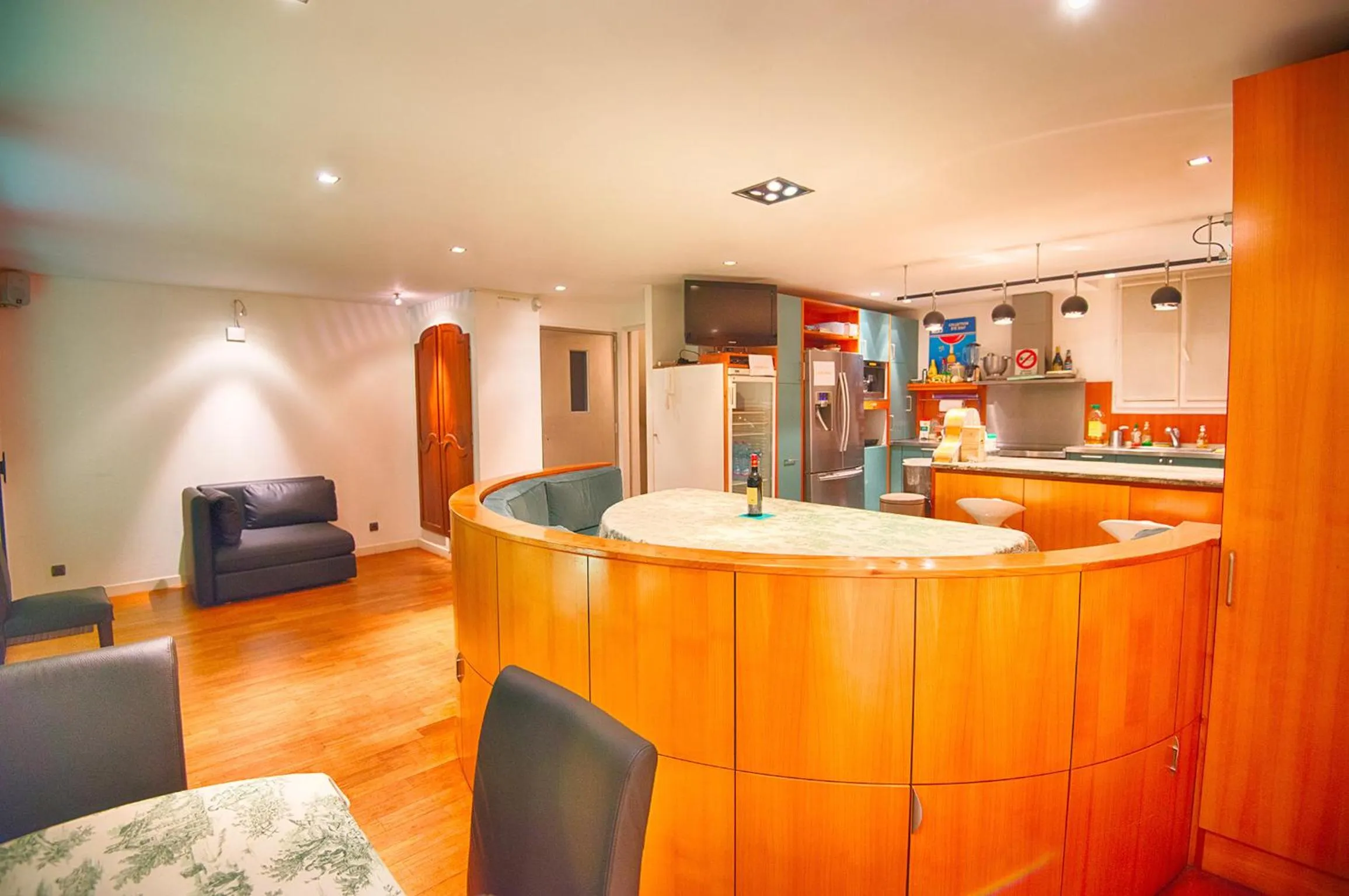 People in Paris-Oasis Montmartre