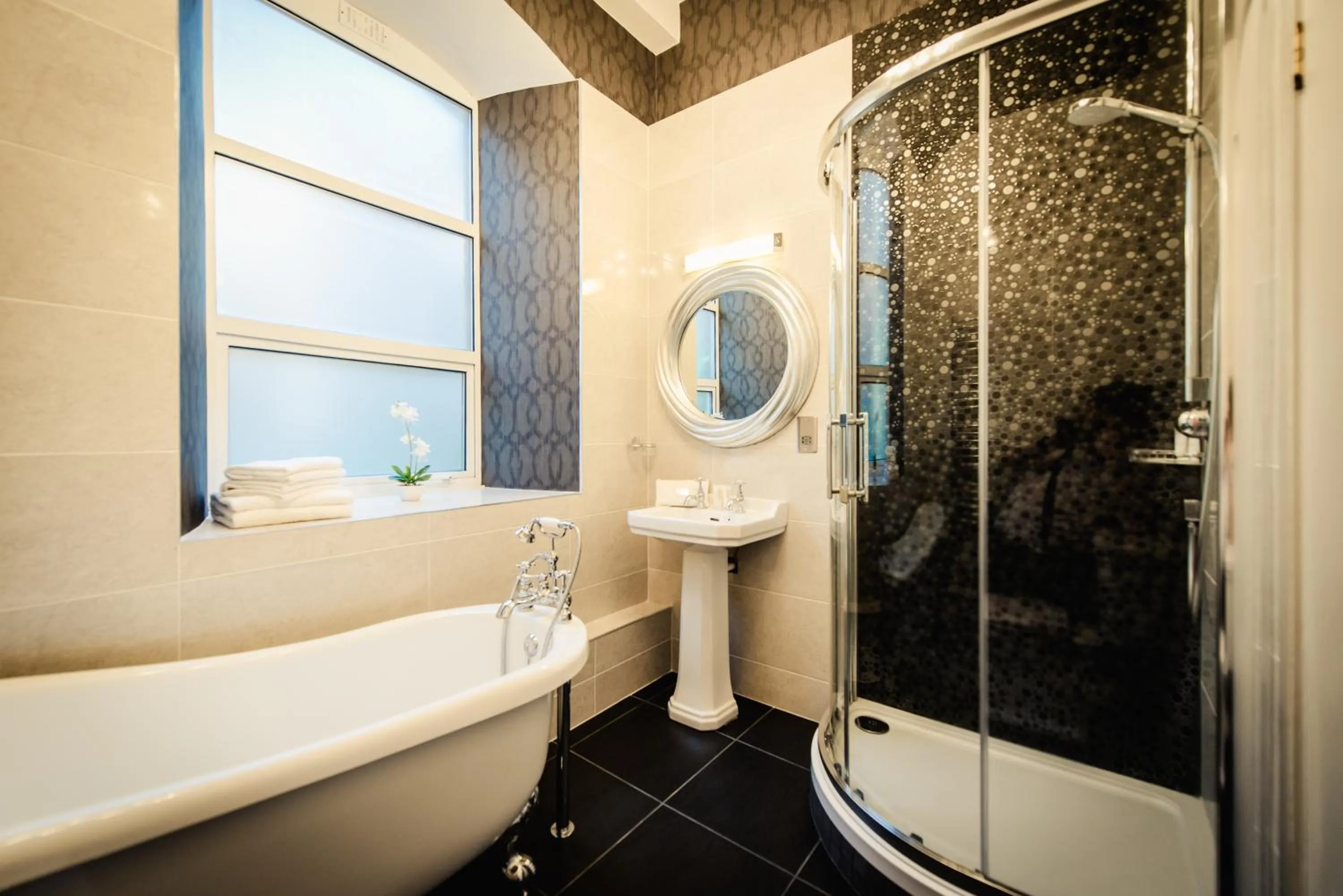 Toilet in Hotel Isaacs Cork City