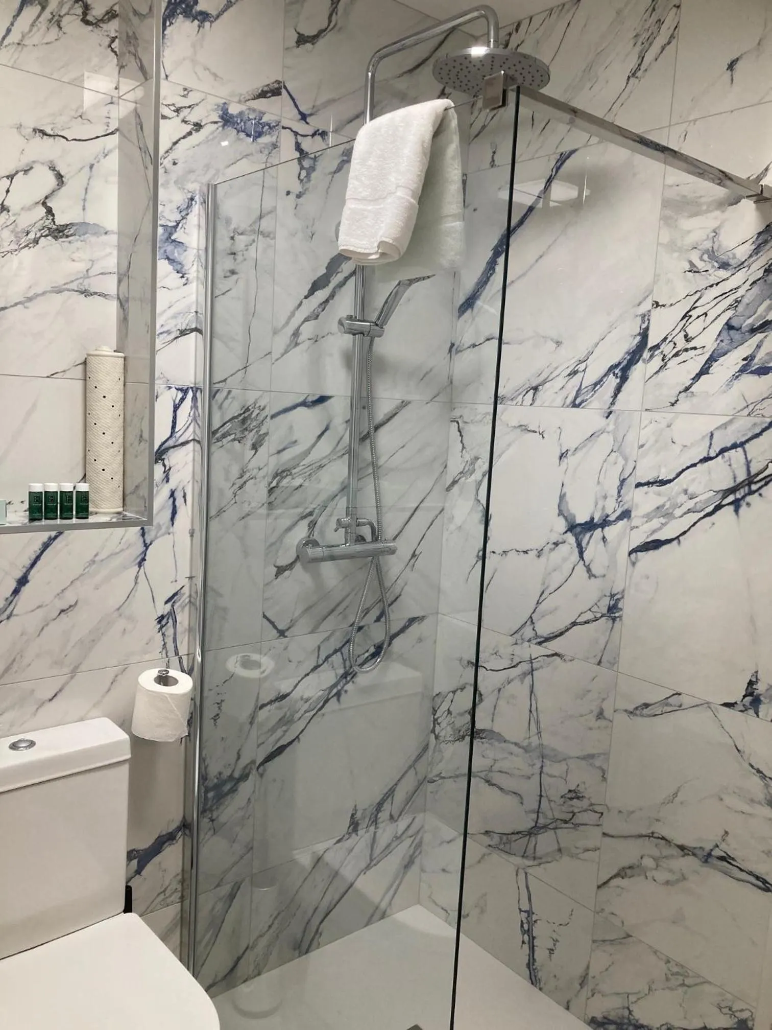 Bathroom in Hotel Isaacs Cork City