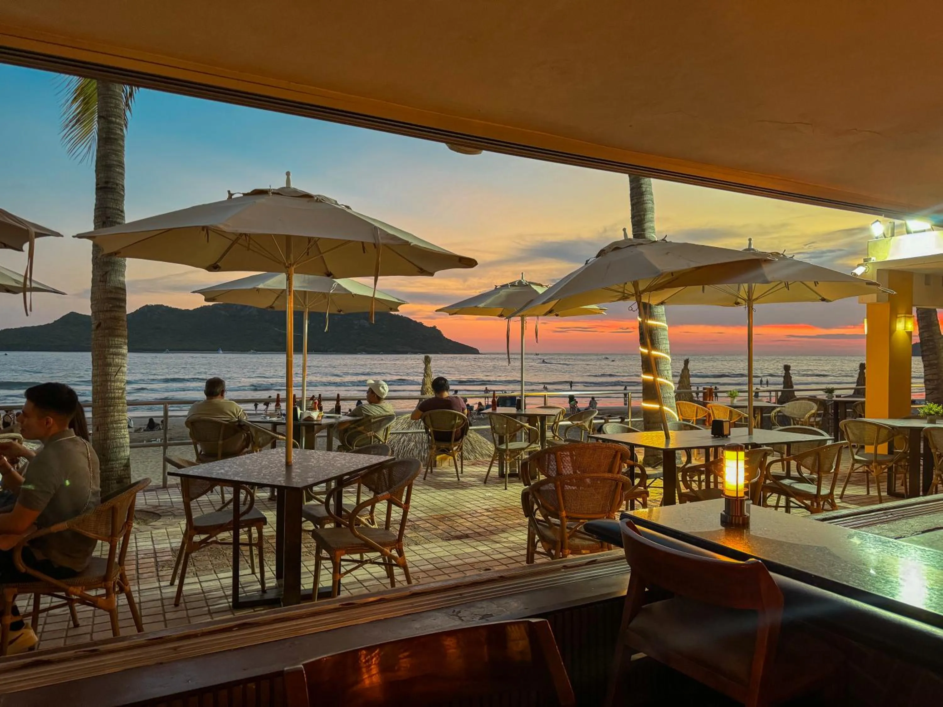 Restaurant/places to eat in Las Flores Beach Resort