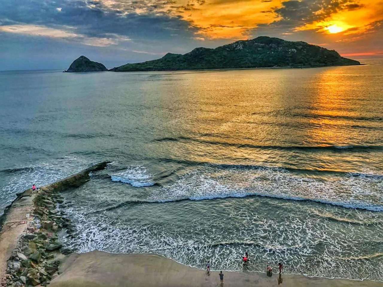 Property building in Las Flores Beach Resort