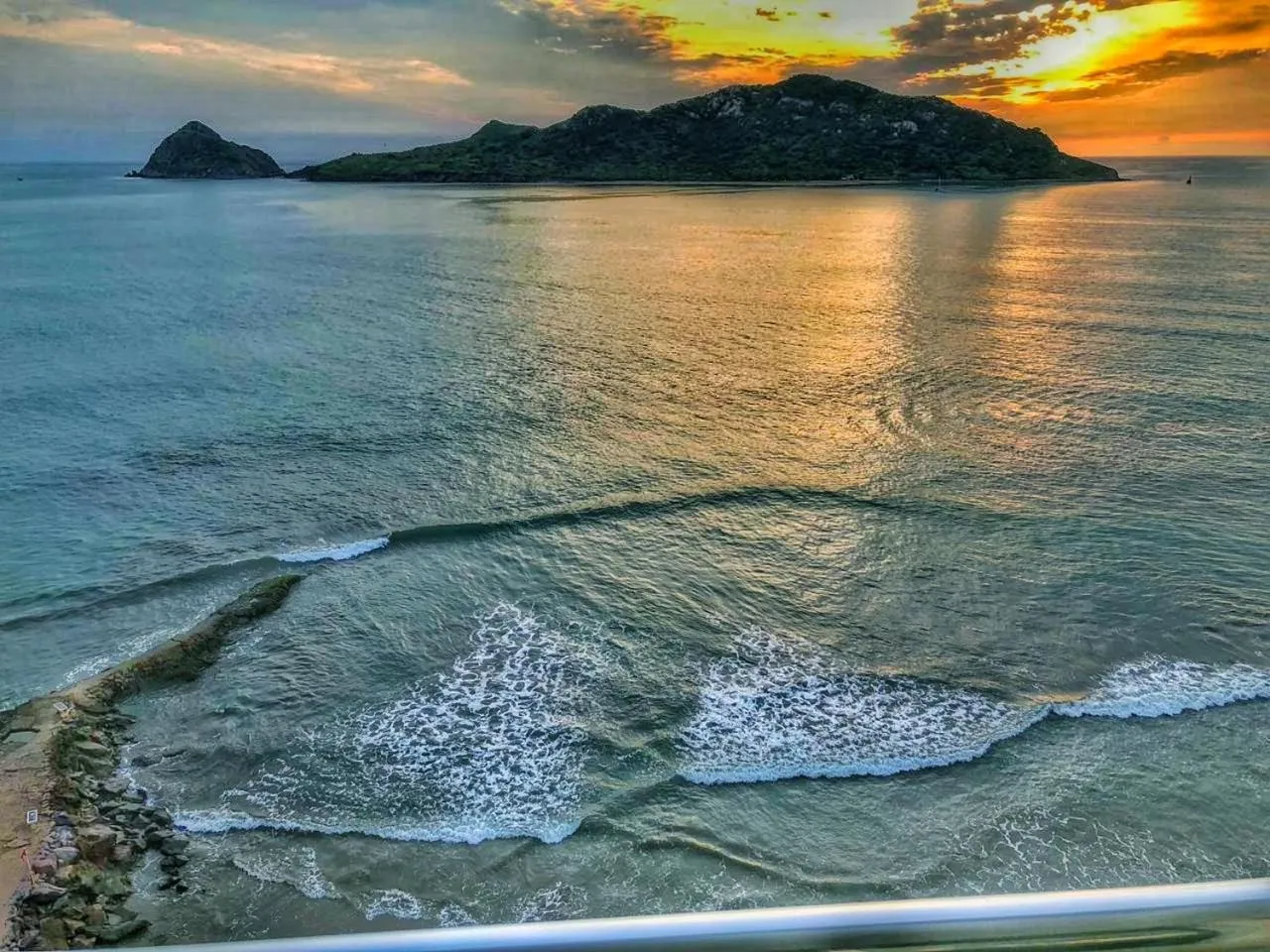 Property building in Las Flores Beach Resort