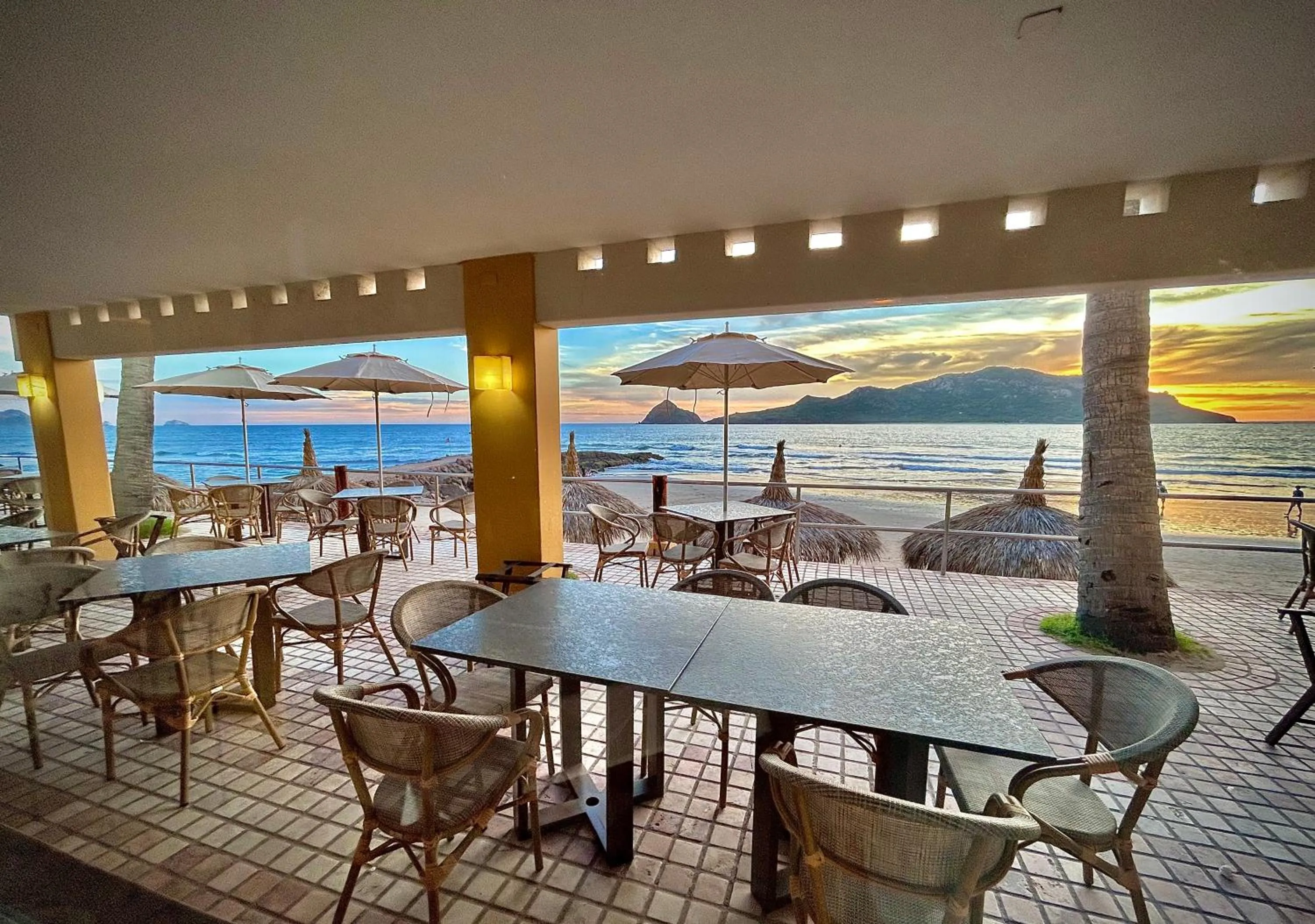 Restaurant/places to eat in Las Flores Beach Resort