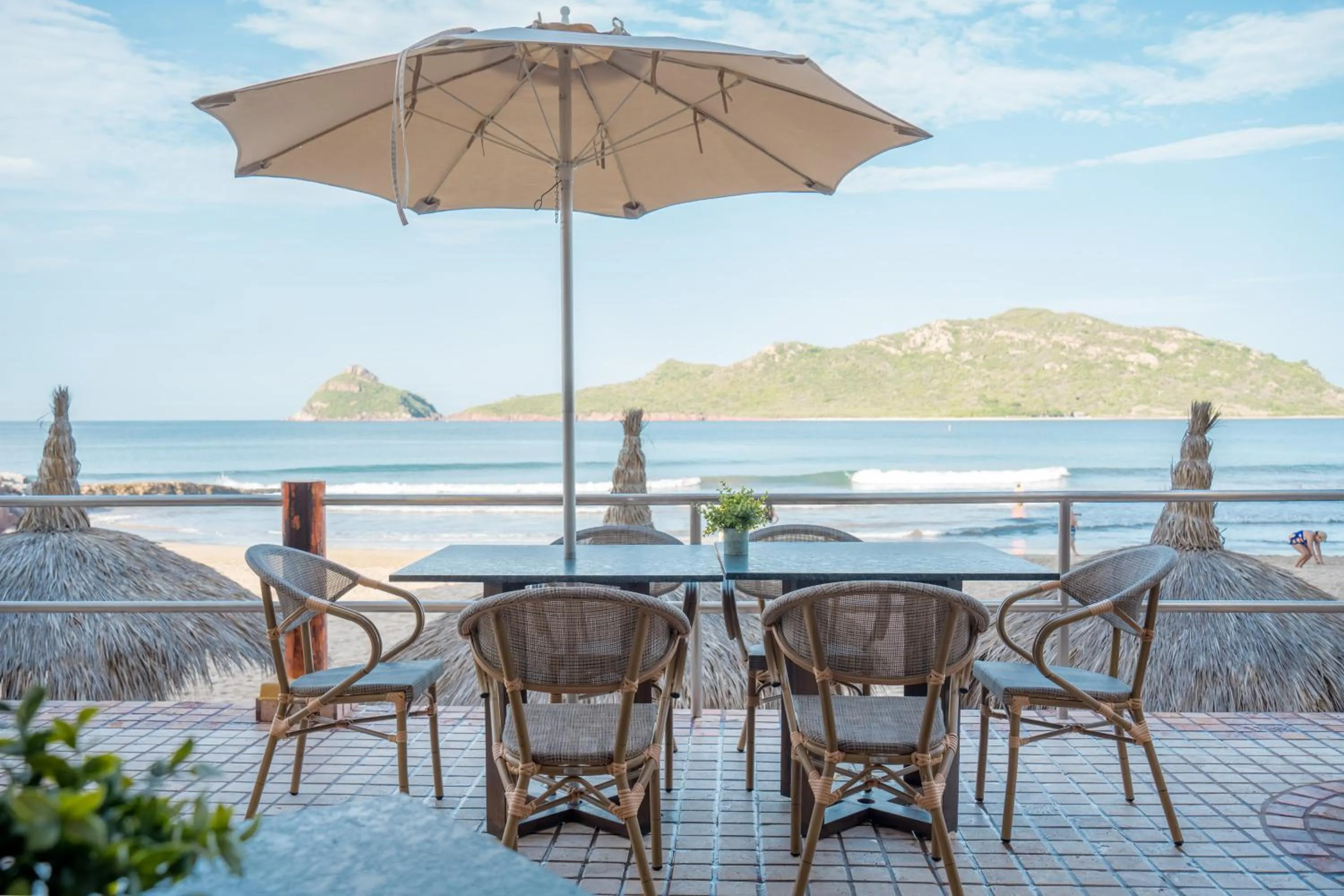 Restaurant/places to eat in Las Flores Beach Resort