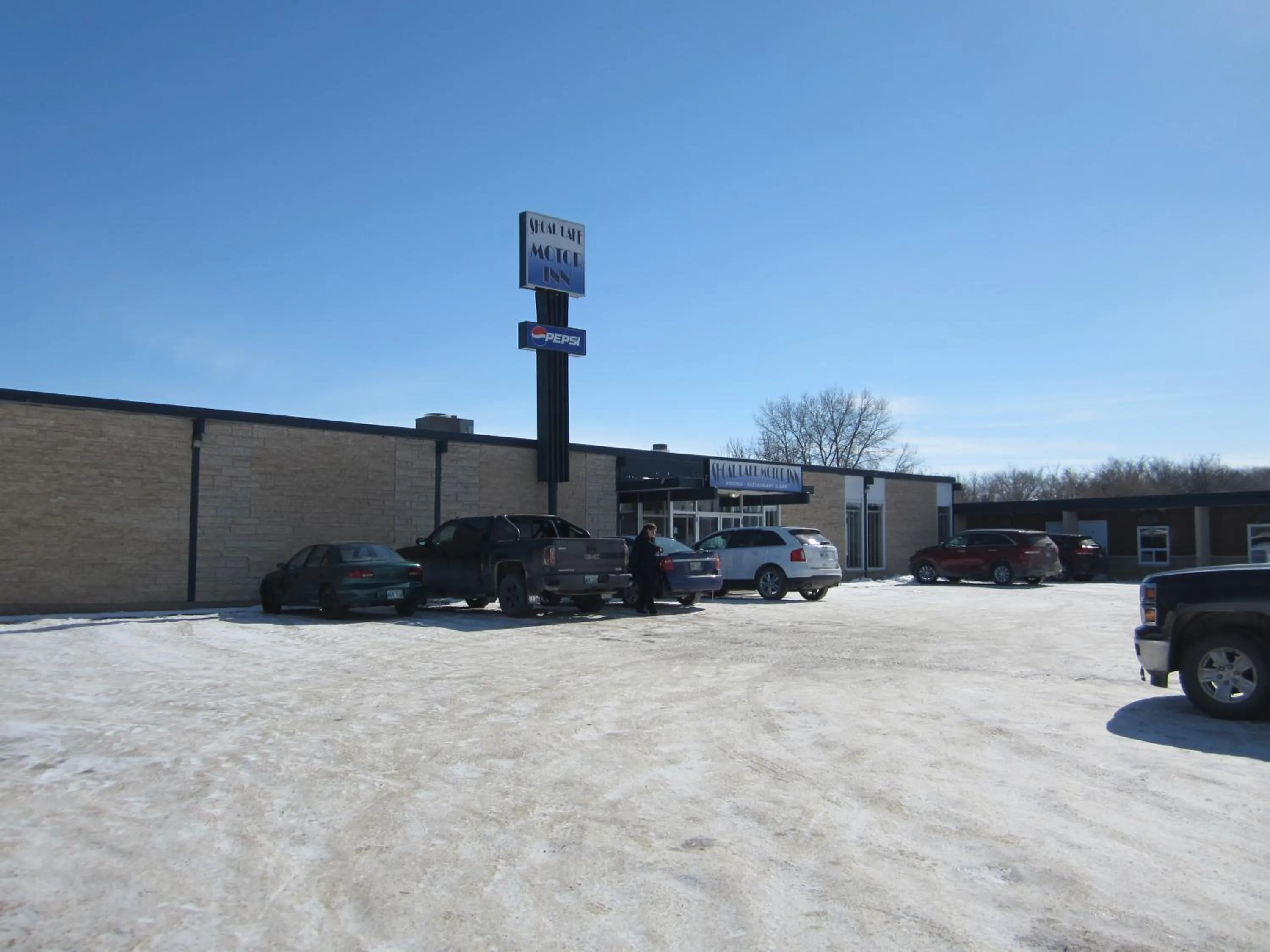 Property building in Shoal Lake Motor Inn
