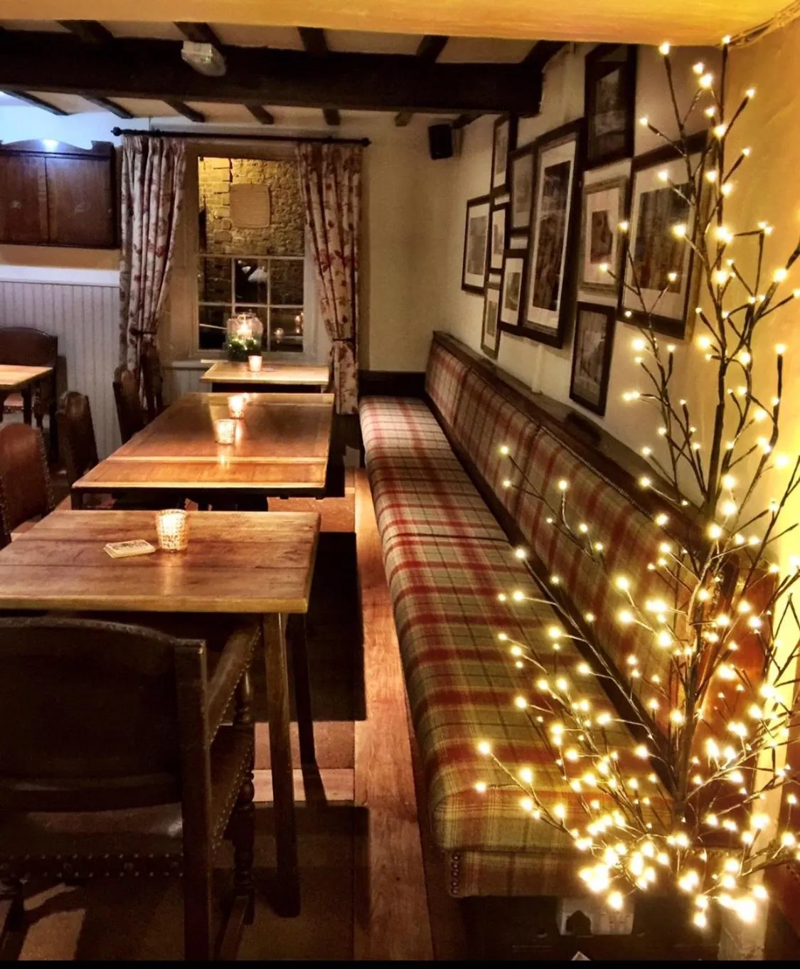 Lounge or bar in The Moon Inn at Stoney Middleton