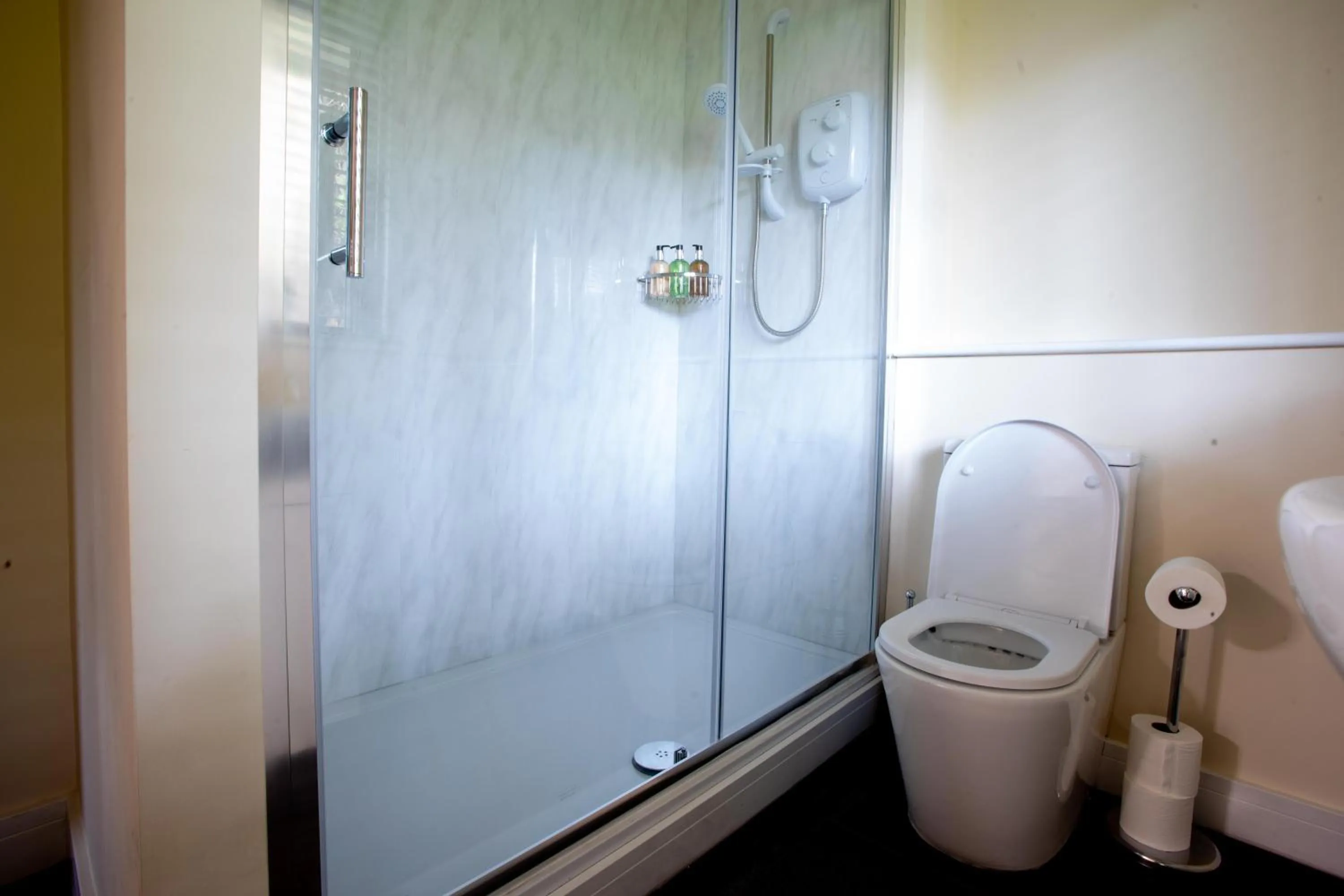 Shower in The Moon Inn at Stoney Middleton