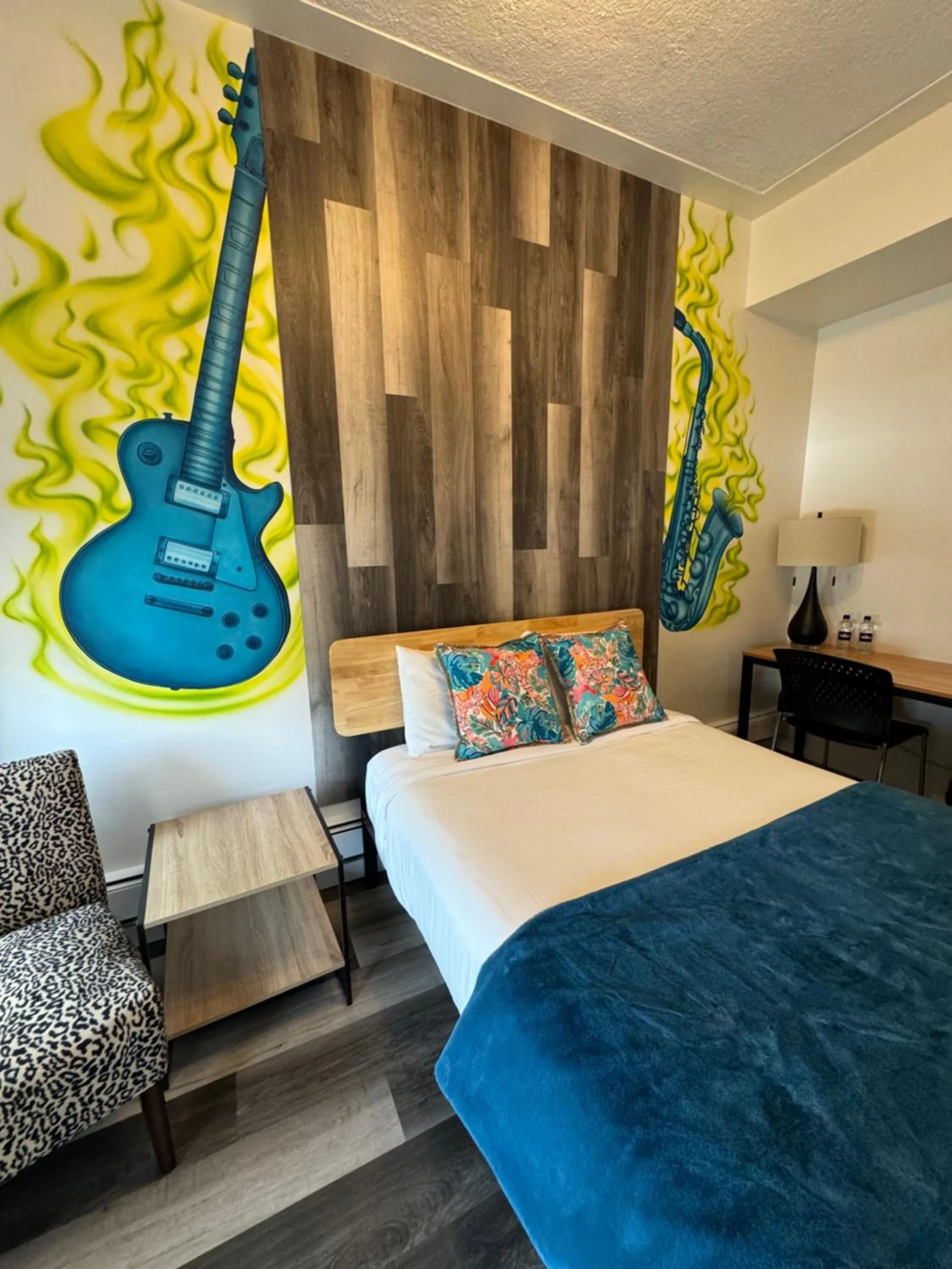 Bedroom, Bed in Commercial Hotel