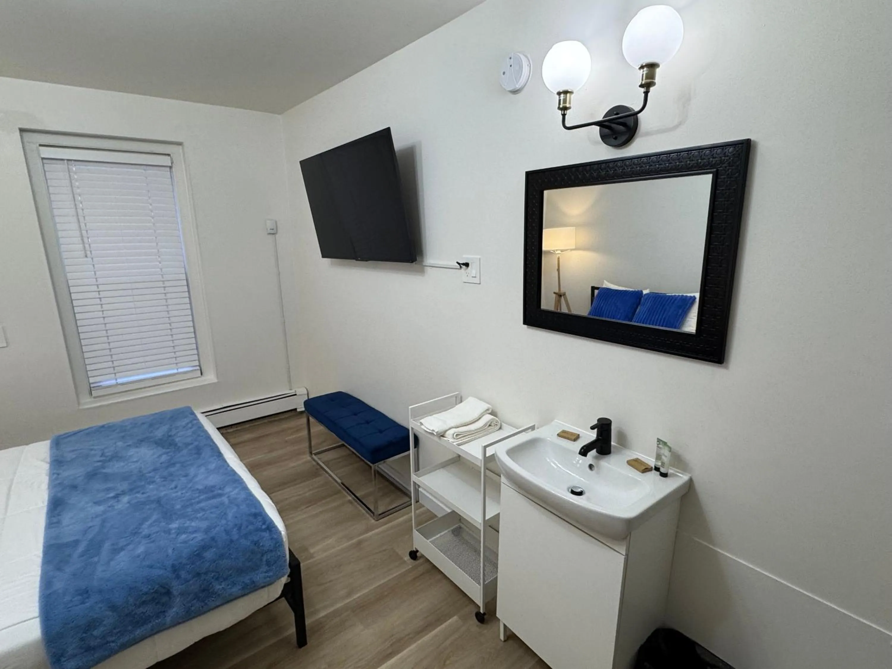 Bedroom, Bed in Commercial Hotel