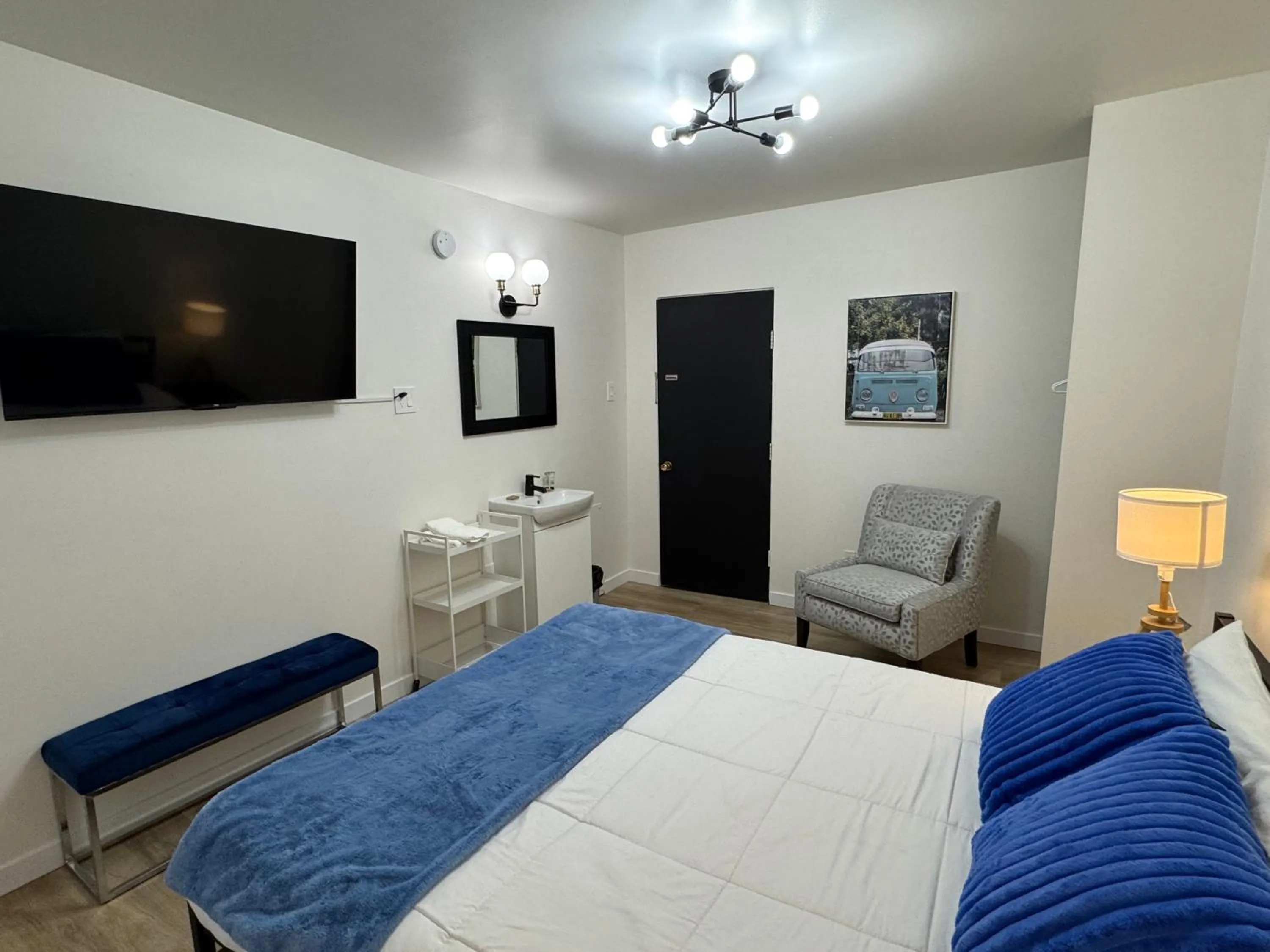 Photo of the whole room, Bed in Commercial Hotel