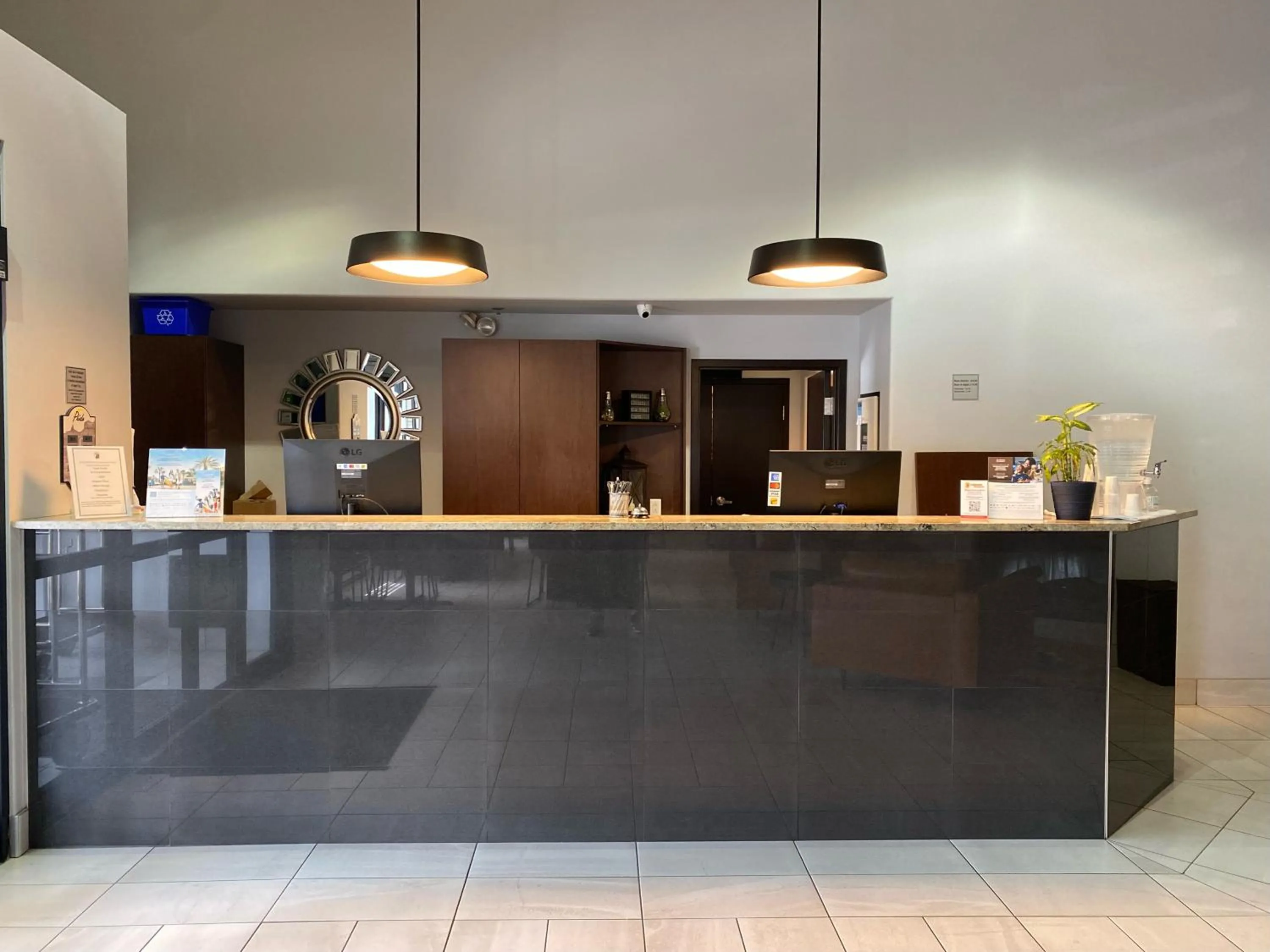 Super 8 by Wyndham Lachenaie/Terrebonne