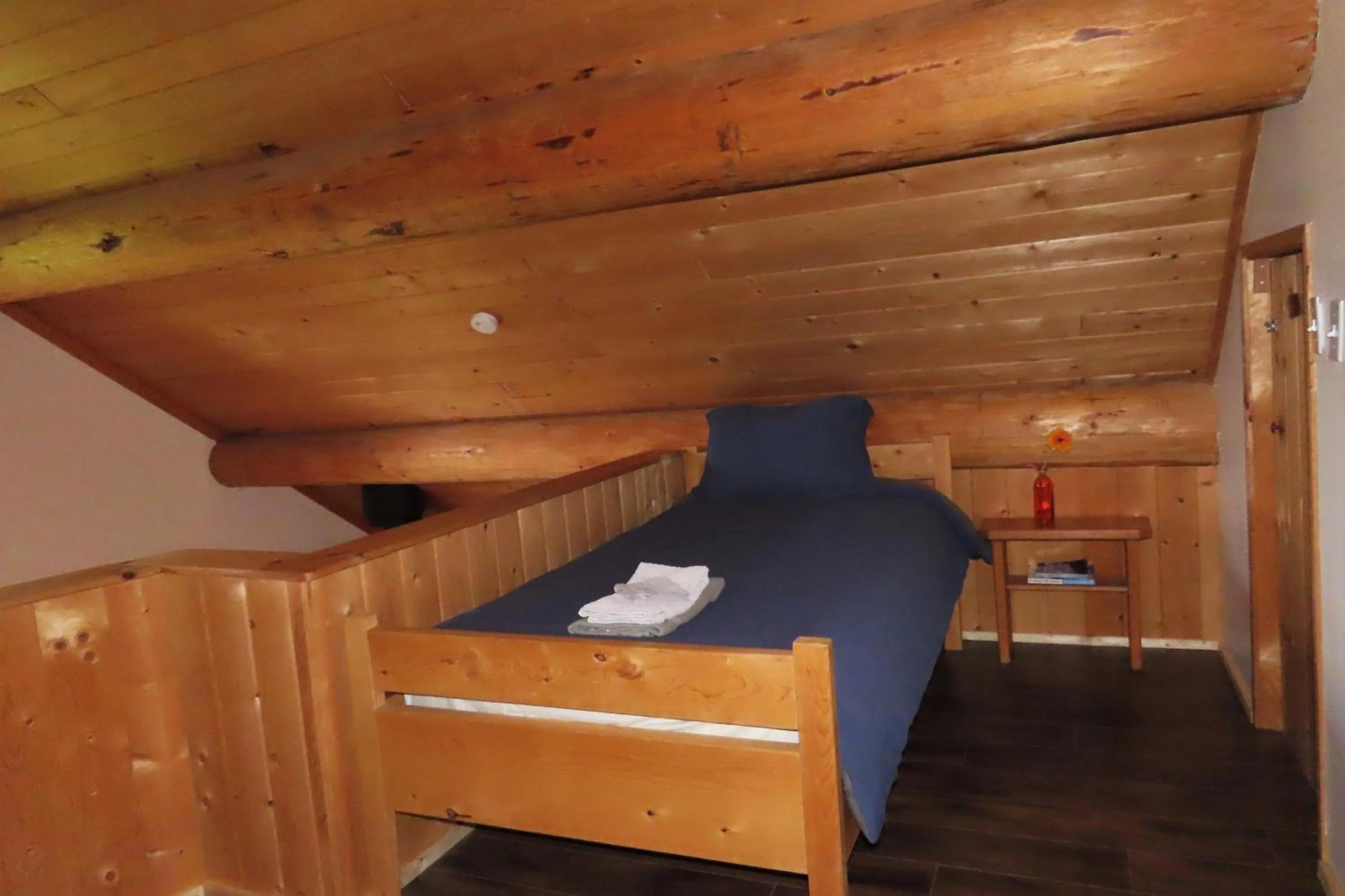 Bedroom, Bed in Rocky Ridge Resort-BC