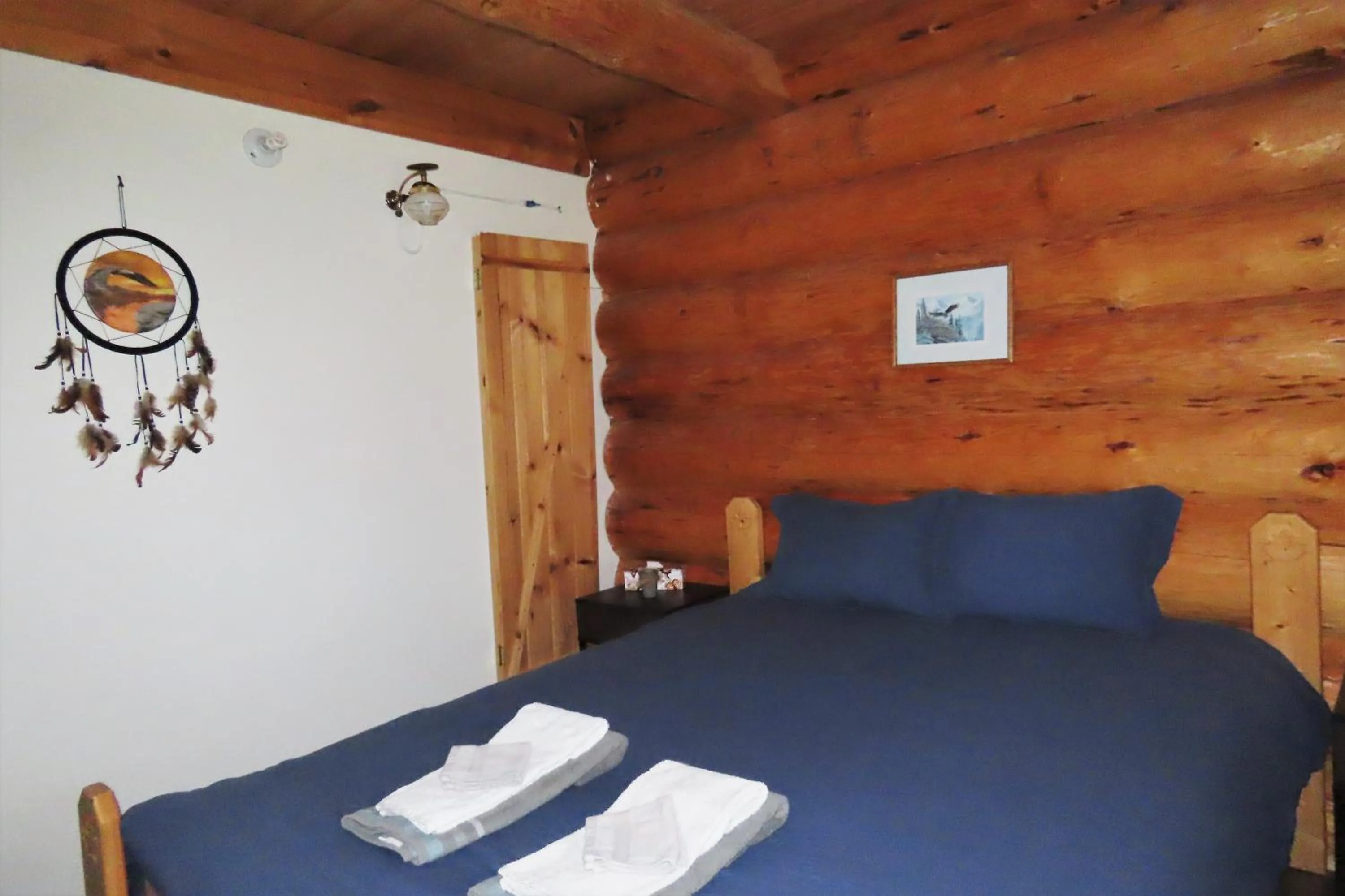 Bedroom, Bed in Rocky Ridge Resort-BC