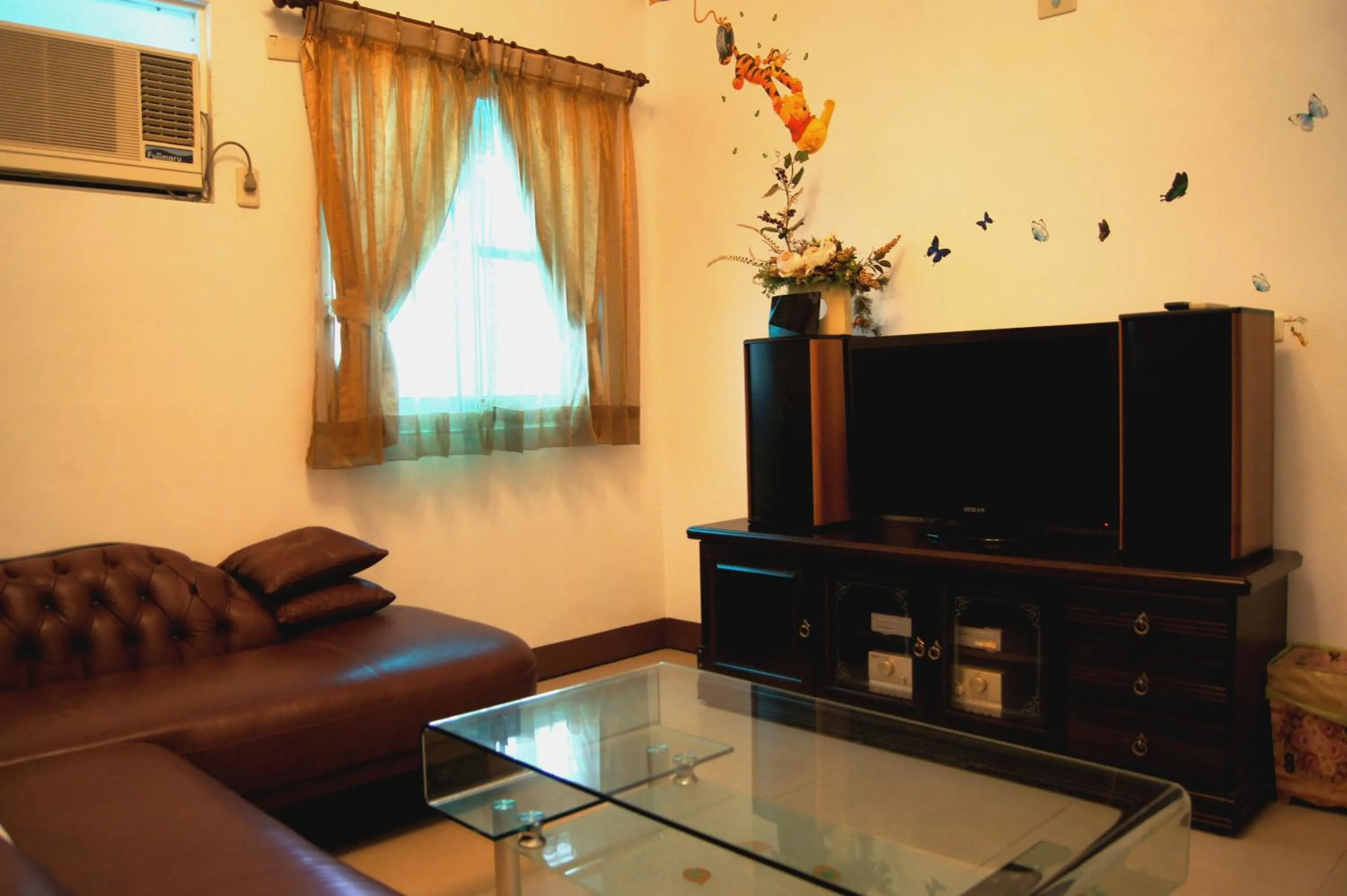Communal lounge/ TV room in Taitung XD B&B