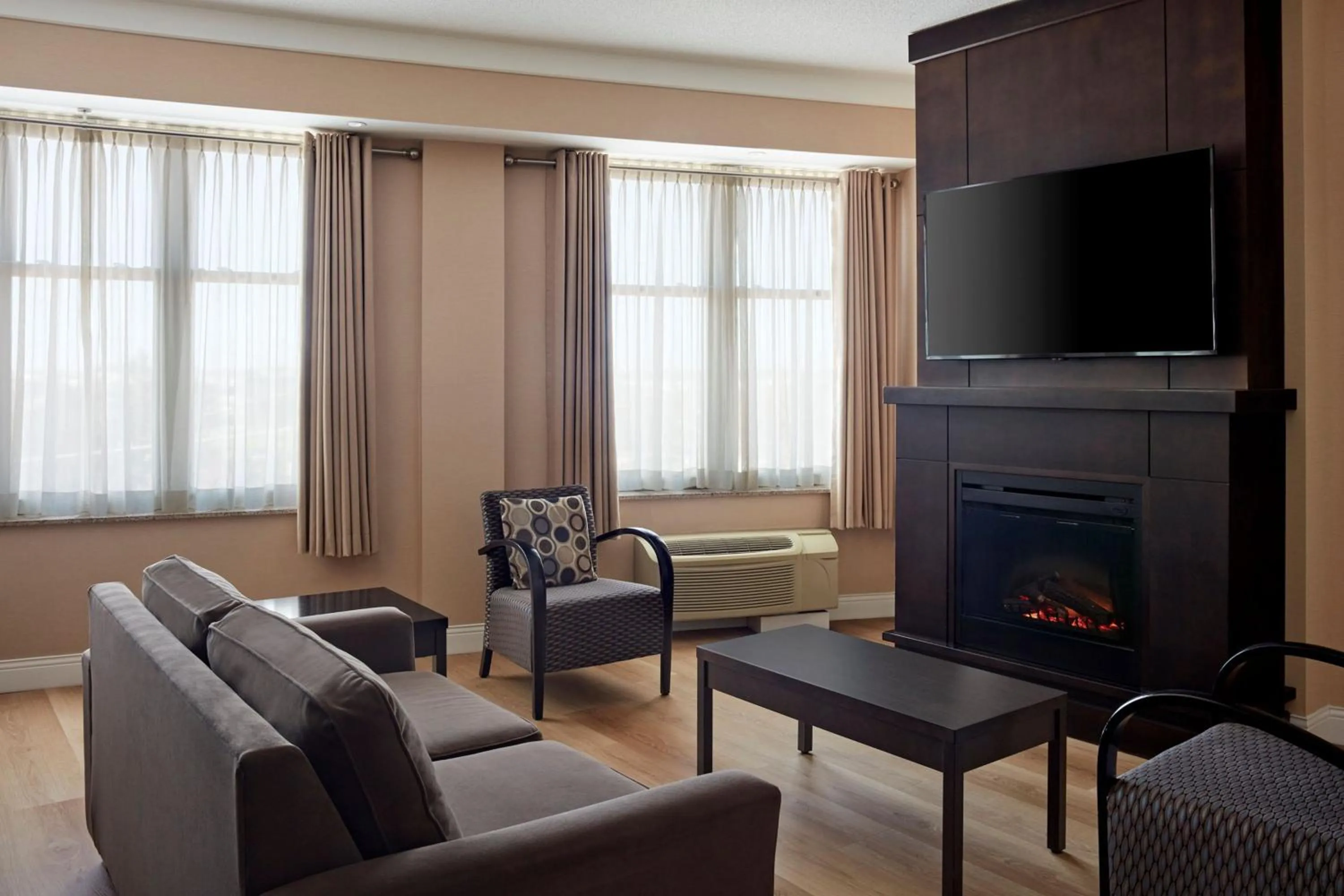 Living room in Delta Hotels by Marriott Guelph Conference Centre