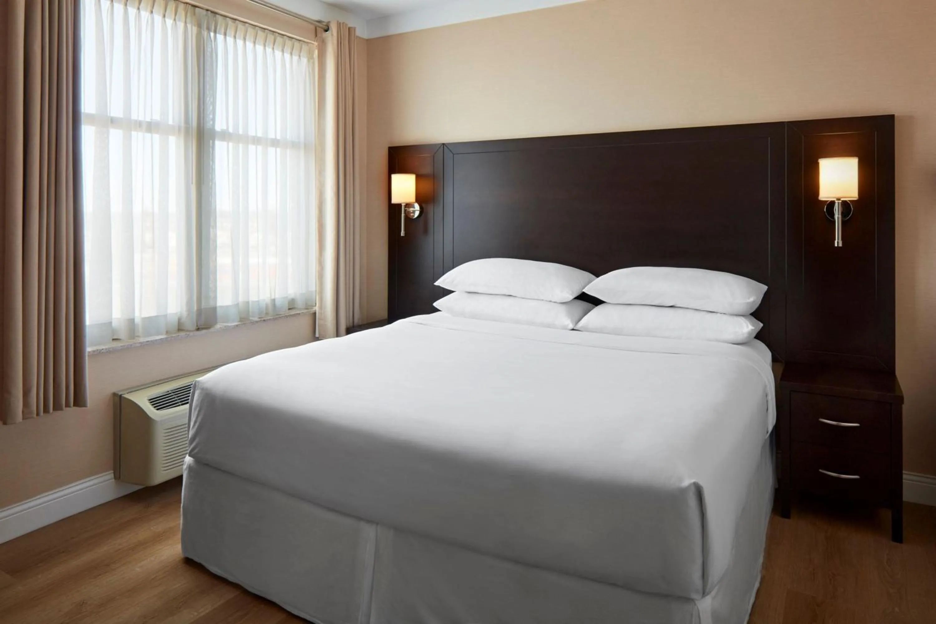 Bedroom, Bed in Delta Hotels by Marriott Guelph Conference Centre