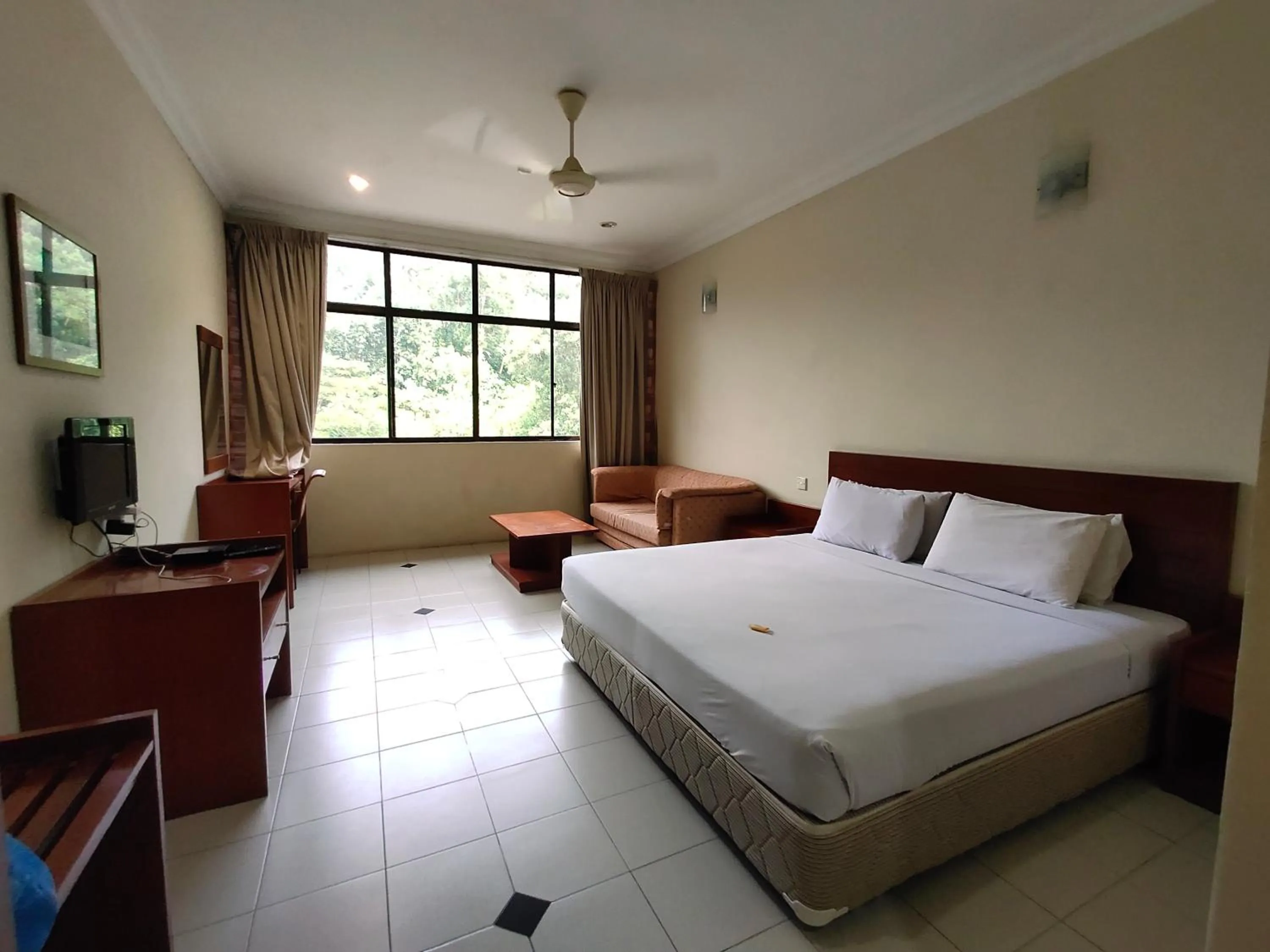 Bed in Wawa's Golf View Inn