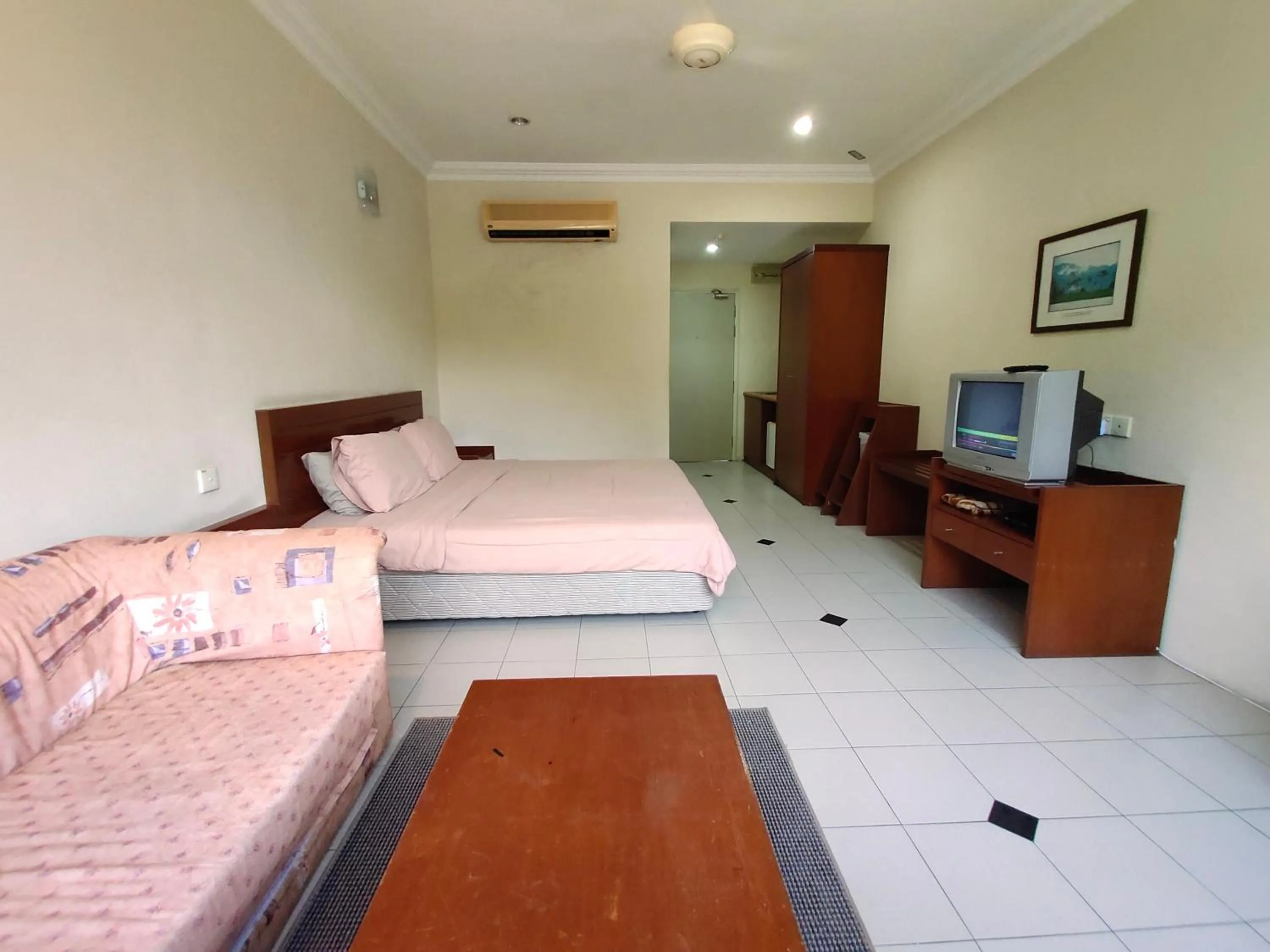 Bed in Wawa's Golf View Inn