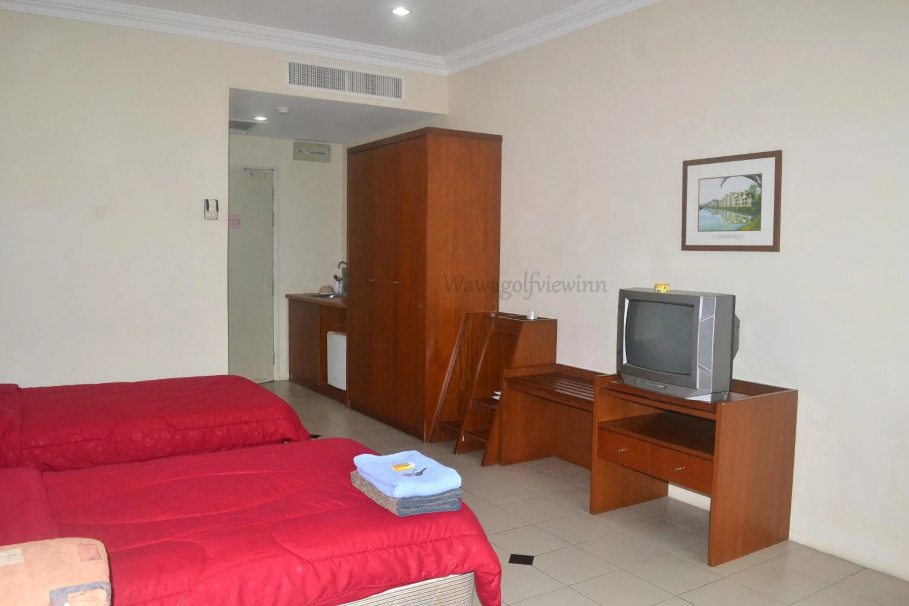 Photo of the whole room, Bed in Wawa's Golf View Inn