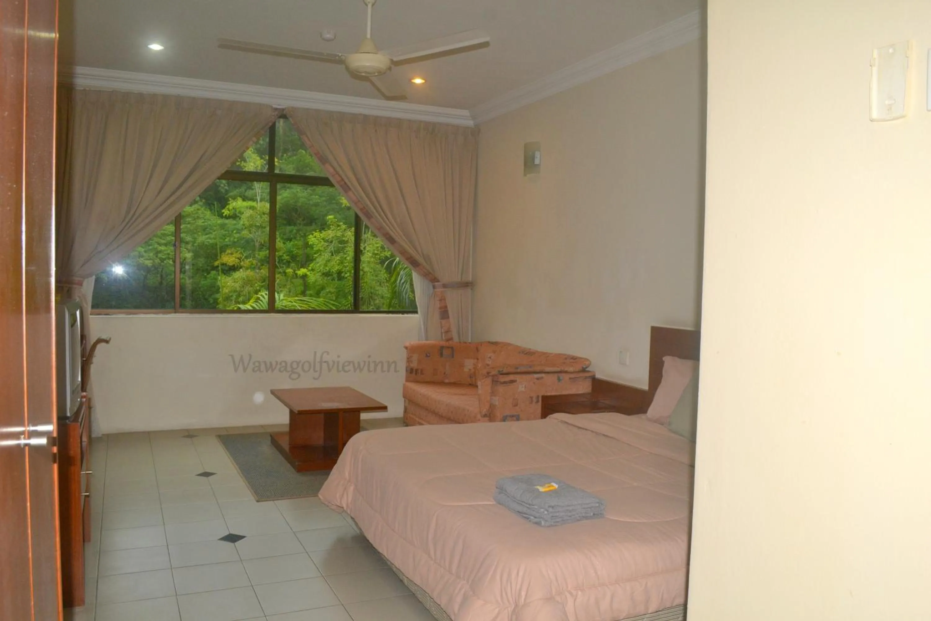 Photo of the whole room, Bed in Wawa's Golf View Inn