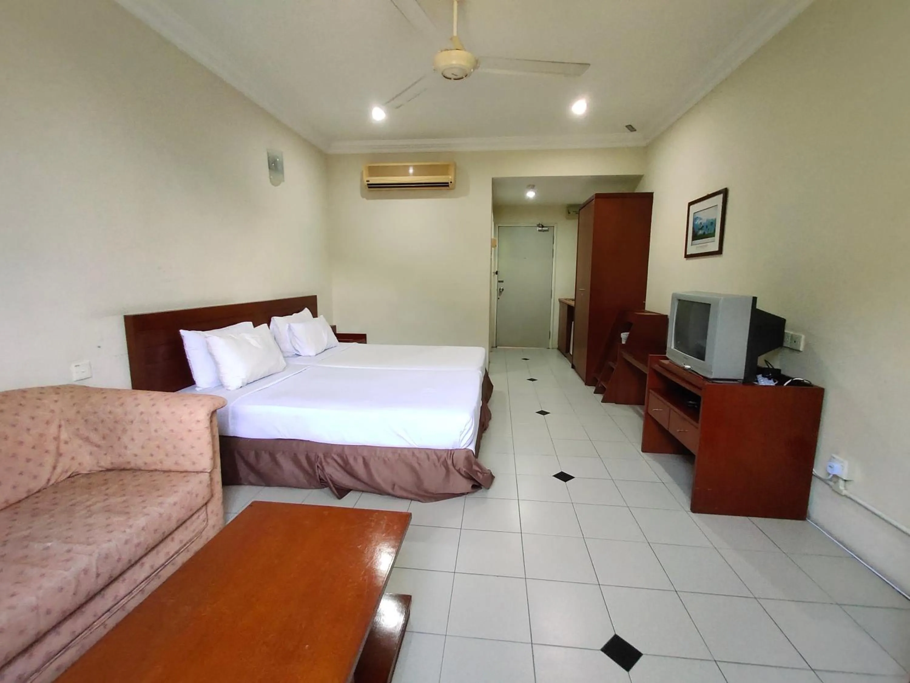 Bed in Wawa's Golf View Inn